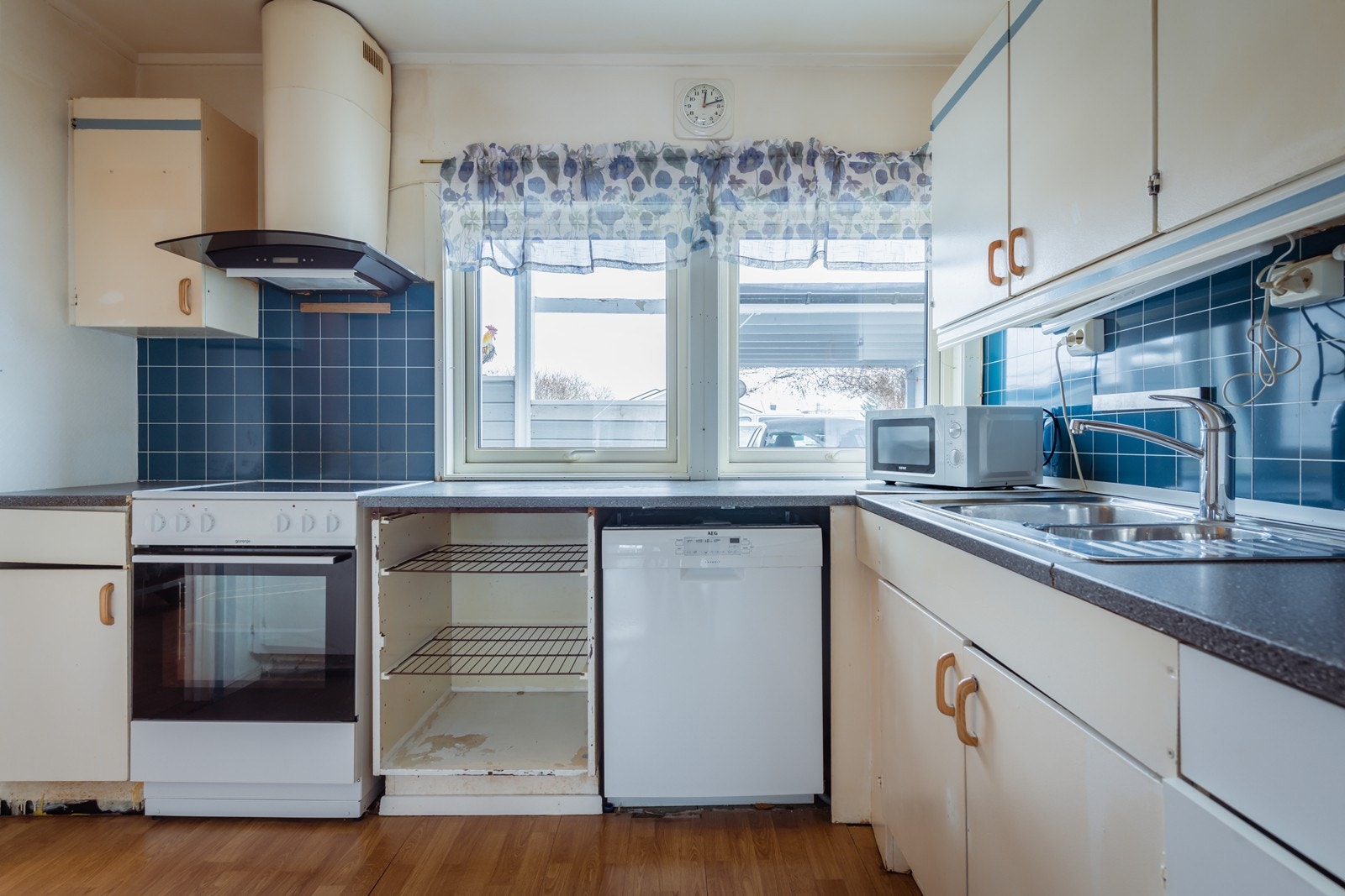 På kjøkkenet har du naturlig lys inn fra framsiden av huset Galleribilde