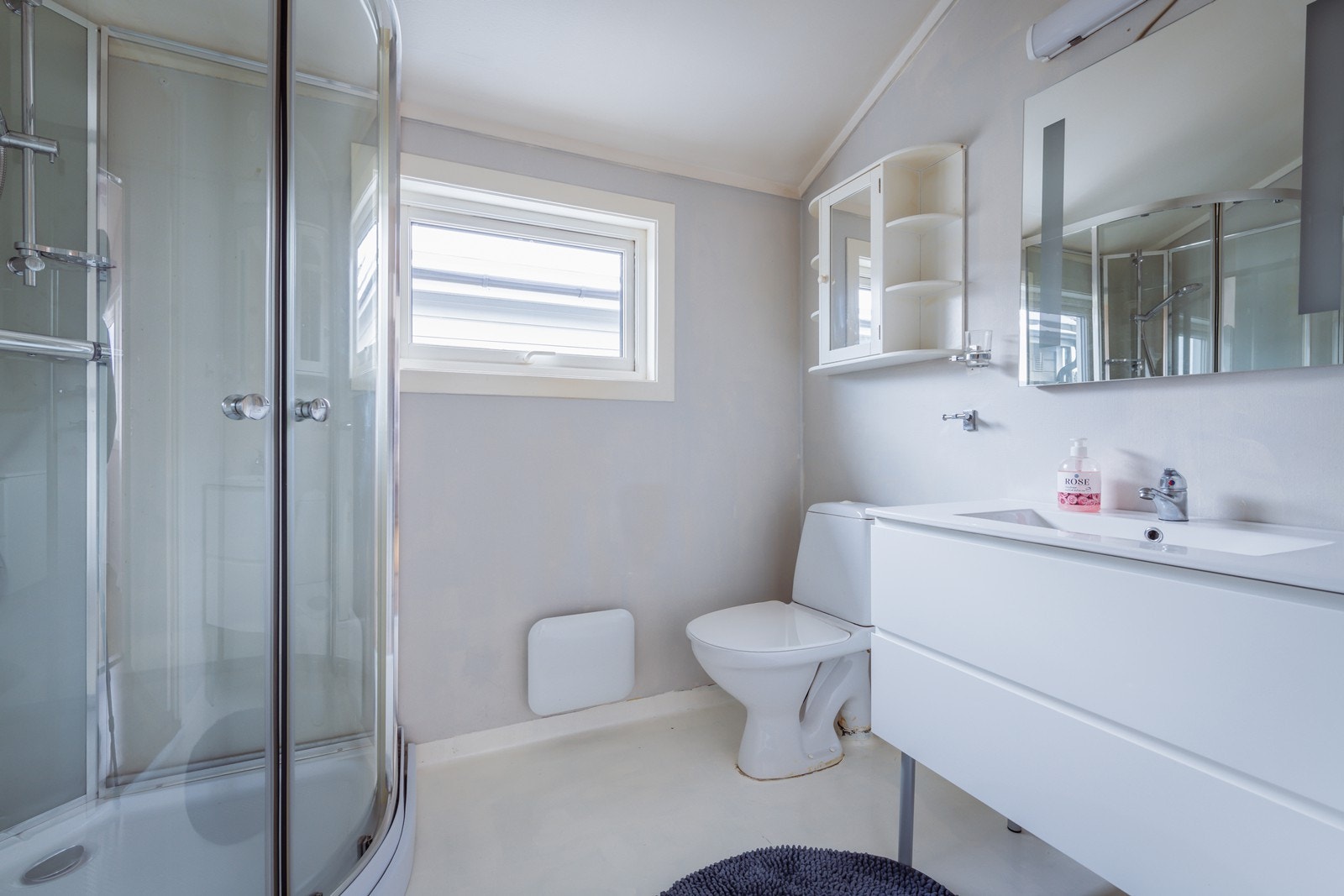 Baderommet har det du trenger av dusj, wc og servant Galleribilde