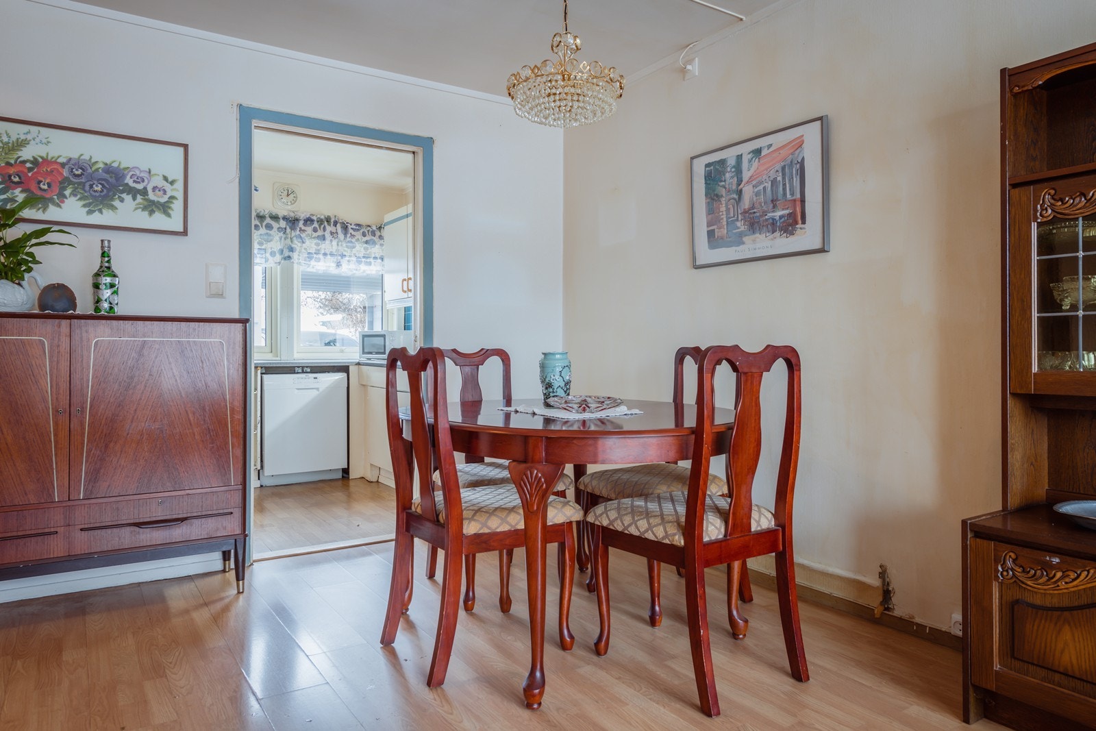 Spisebordet i stua har naturlig lys fra begge sider av eiendommen Galleribilde