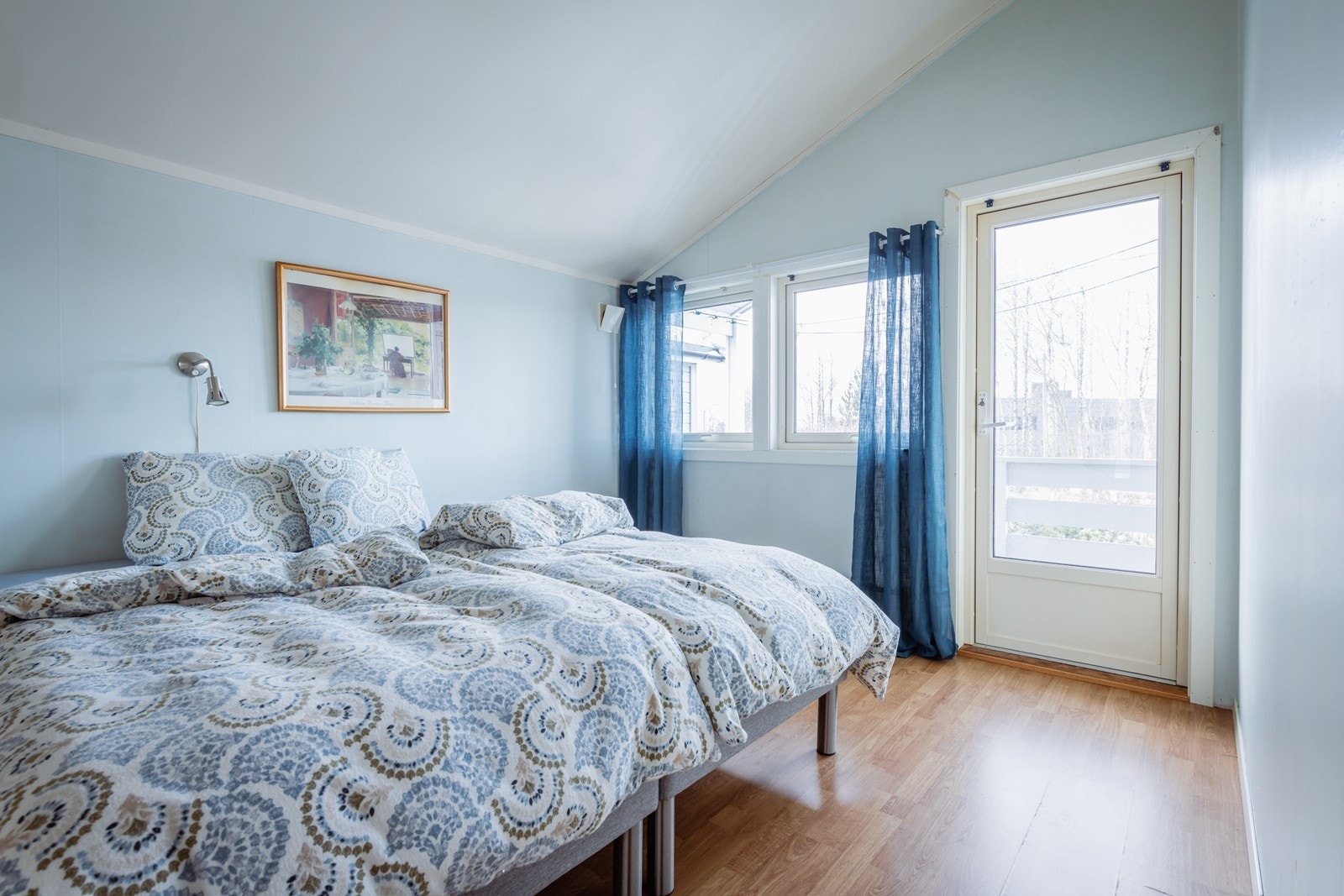 Dette er antatt hoved soverommet med balkong Galleribilde