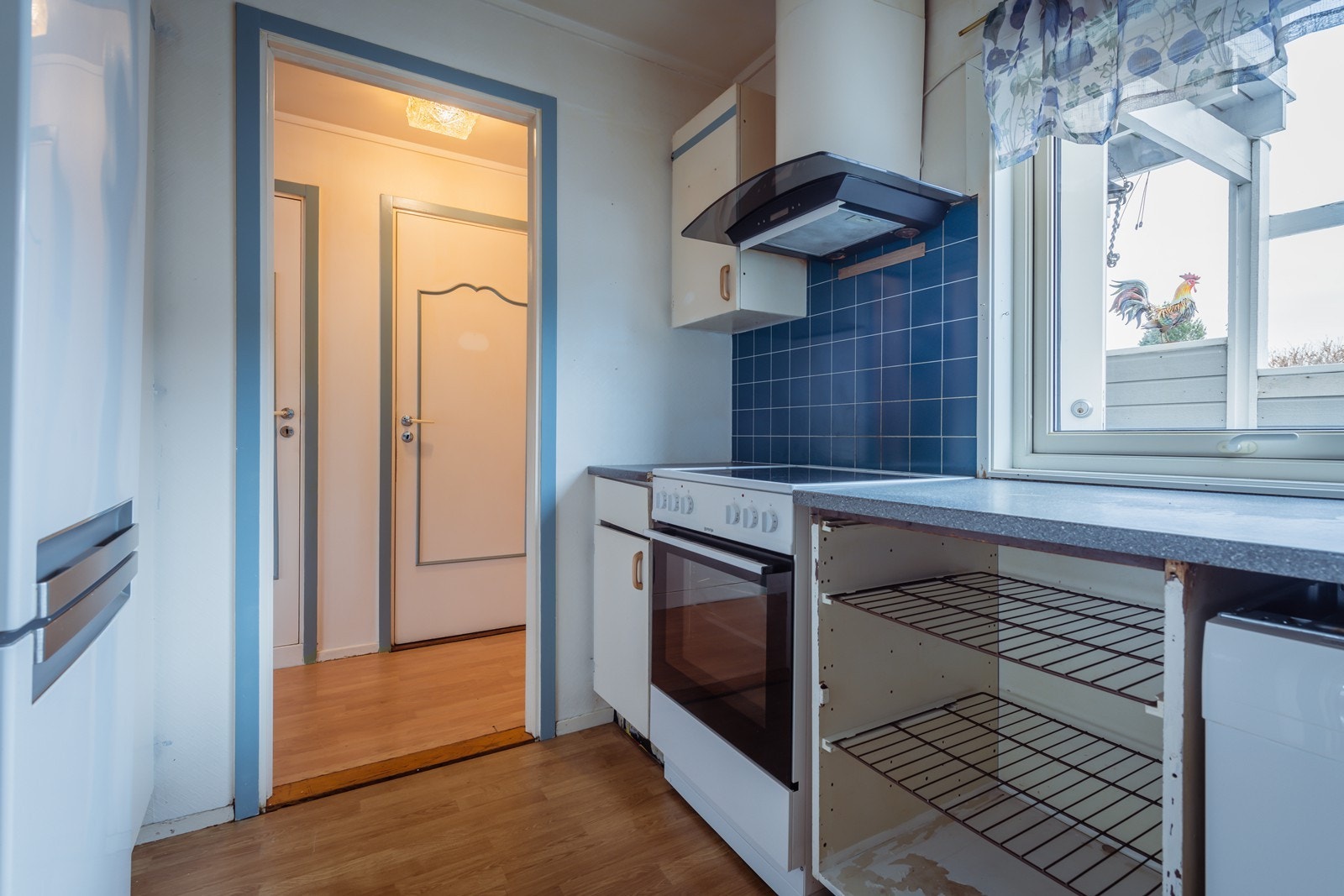 Tilgang til kjøkkenet har du fra entreen og fra stuen Galleribilde