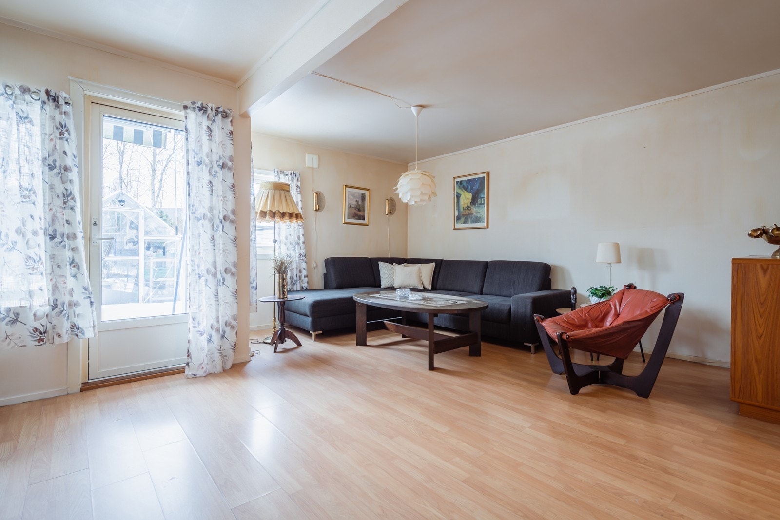 Stua er boligens største rom med masser er plass til å ha flere soner Galleribilde