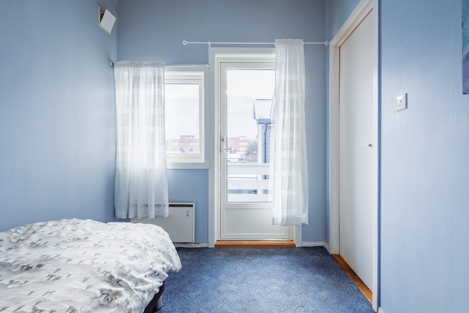 Et av de mindre soverommene har også en liten balkong Galleribilde