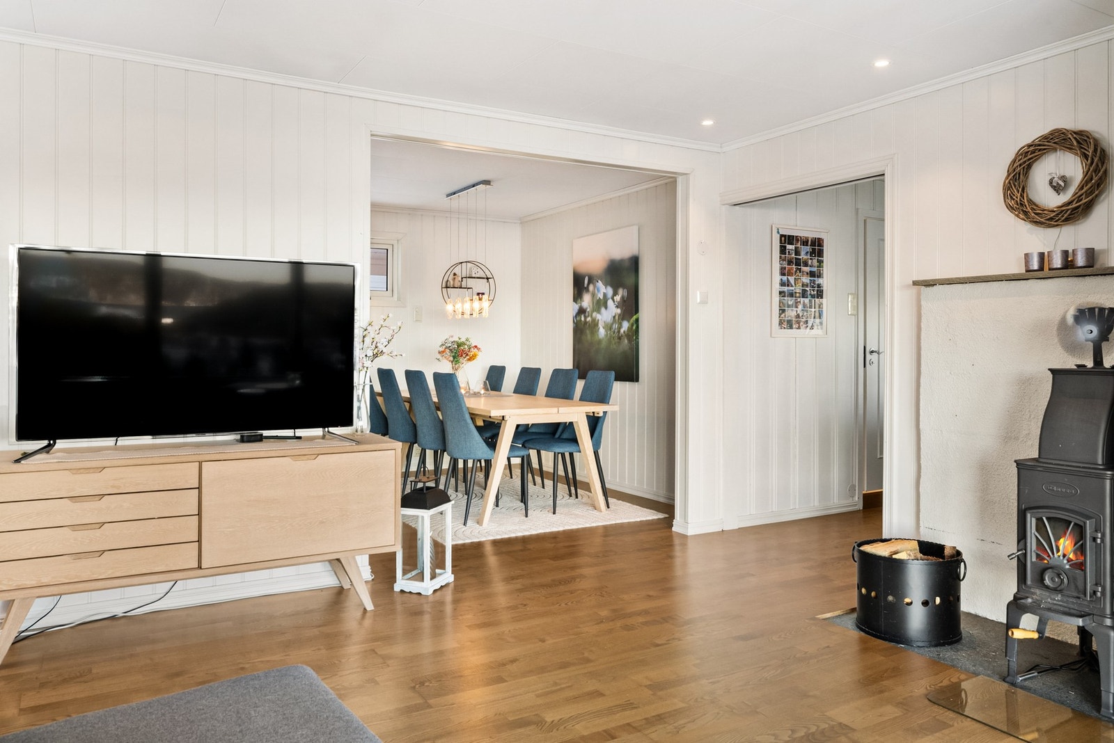 Boligen varmes opp med vedfyring og varmepumper på begge plan Galleribilde