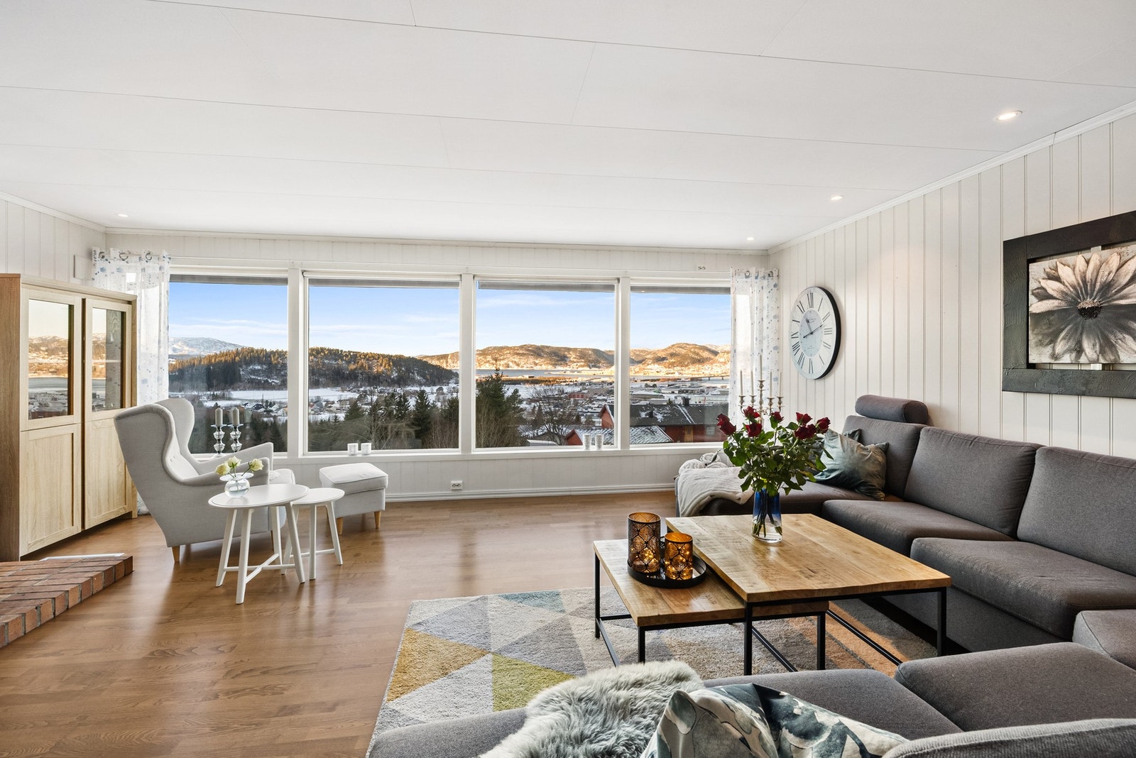 Lunt og koselig preg med spotter i himlingen Galleribilde