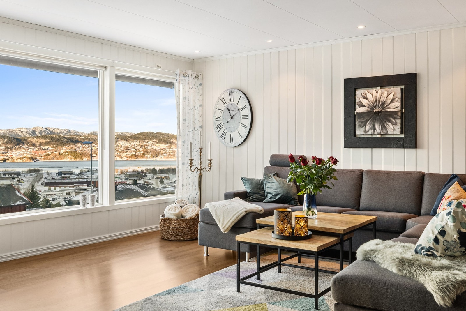 God plass til romslig sofa med tilhørende møblement Galleribilde