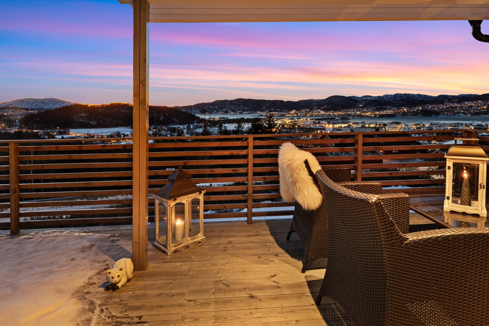 Skjermet terrasse med storslått utsikt over Spillum og mot Namsos Galleribilde