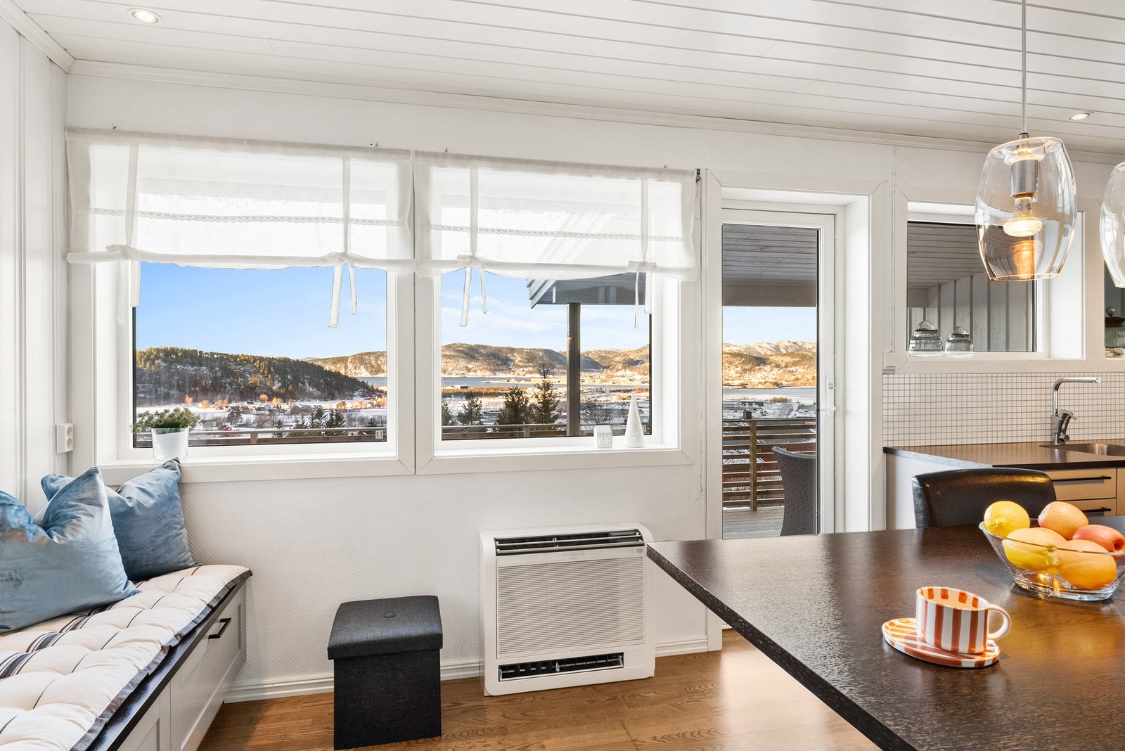 Utsikten er et tydelig blikkfang også fra kjøkkenet Galleribilde