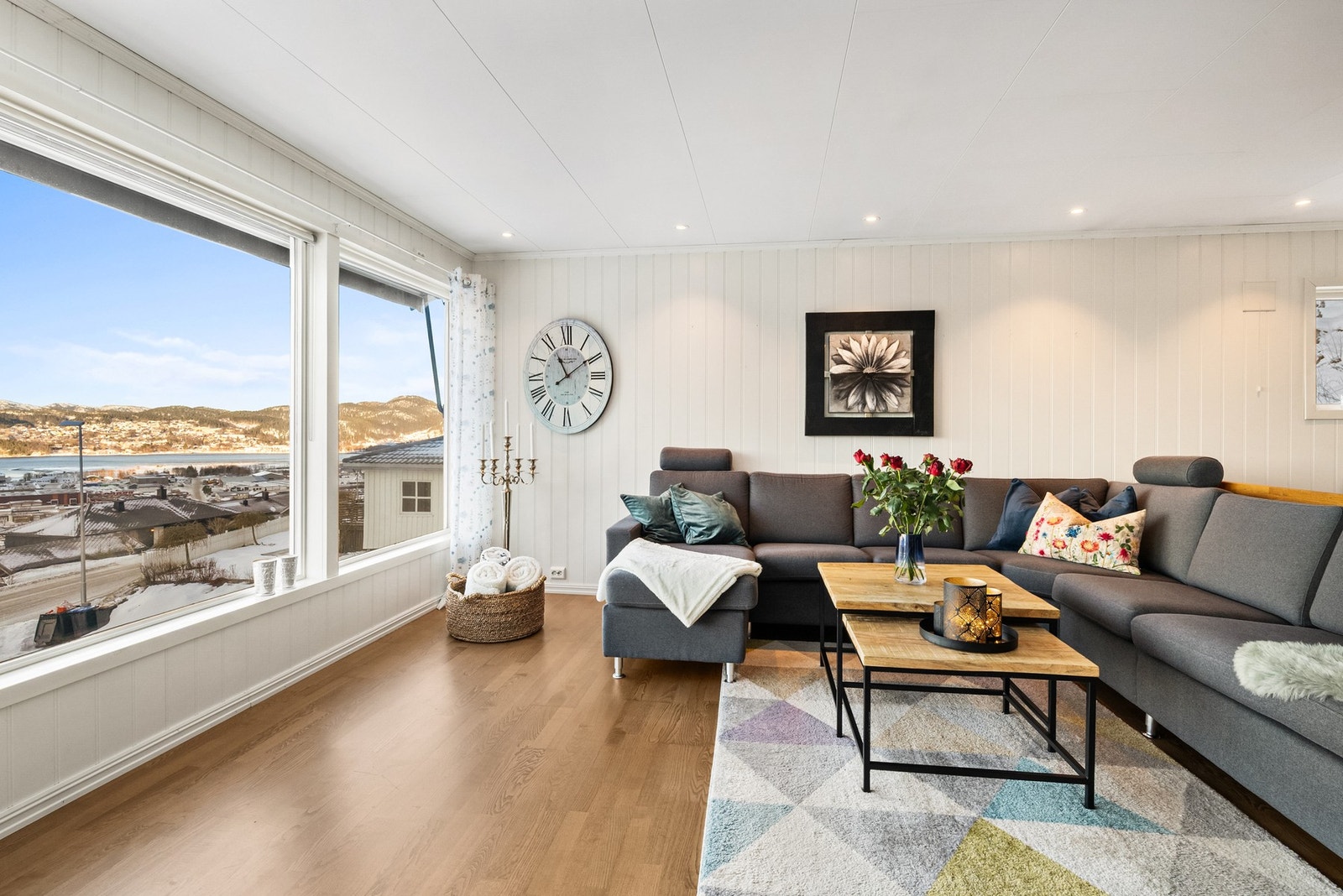 Store vindusflater gir rikelig med lys, fremhever utsikten og skaper en god romfølelse Galleribilde