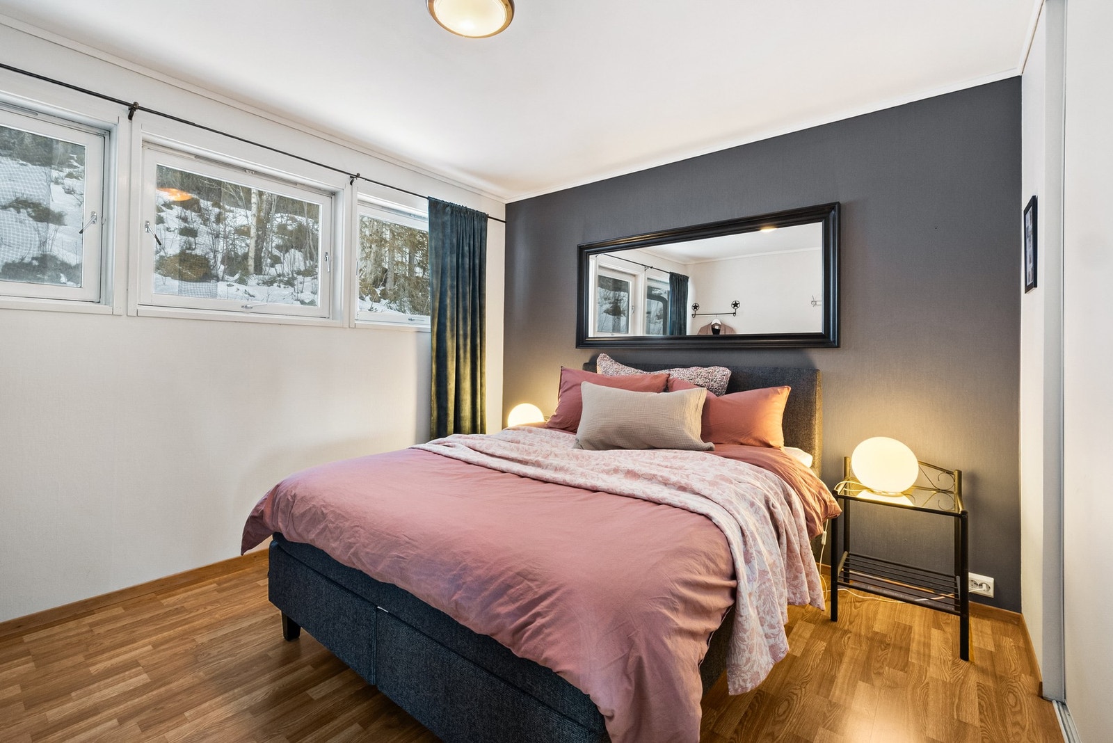 Soverom med praktisk garderobeløsning Galleribilde