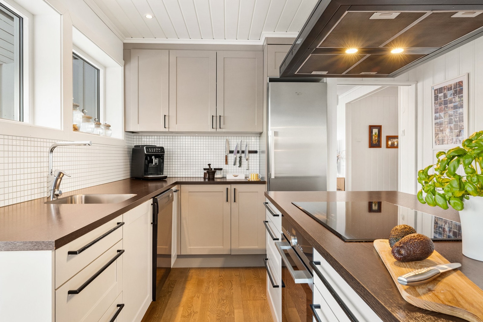 Kjøkken fra 2012 med tidløst og pent design Galleribilde