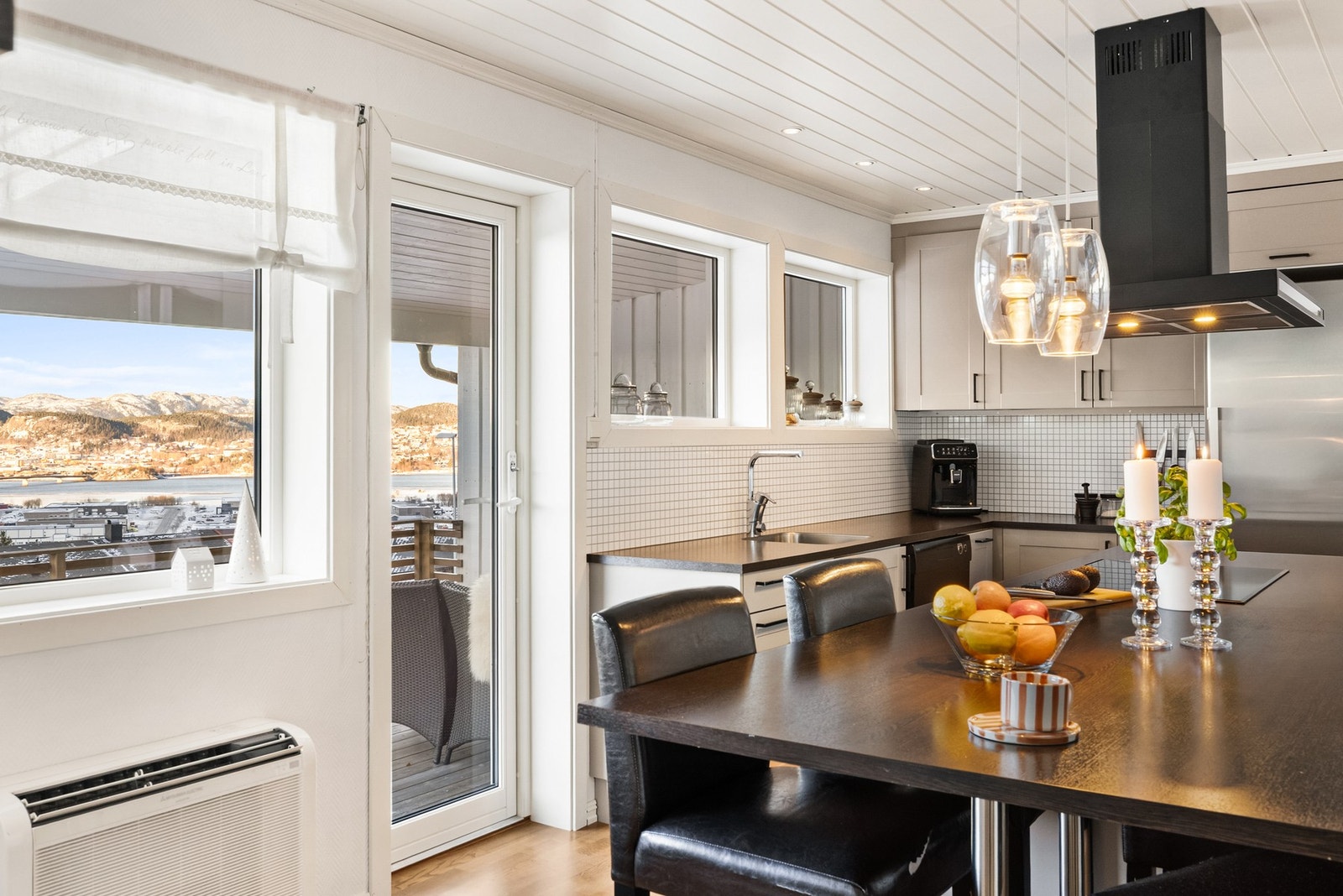 Romslig kjøkkenøy som gir en funksjonell og sosial løsning Galleribilde