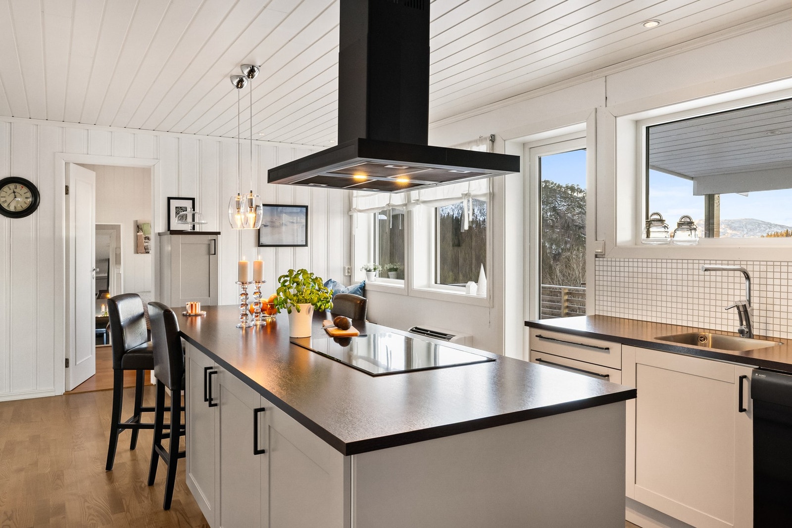 Kjøkkenet ligger adskilt fra stuen og byr på en innbydende ramme for både matlaging og hyggelige stunder Galleribilde