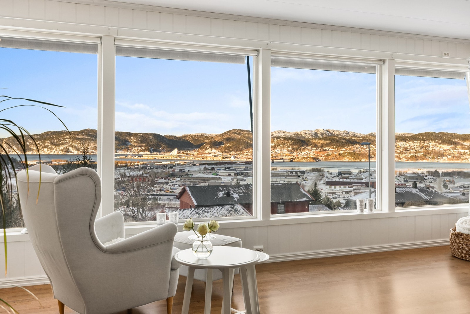 Den flotte panoramautsikten er sentral i boligen Galleribilde