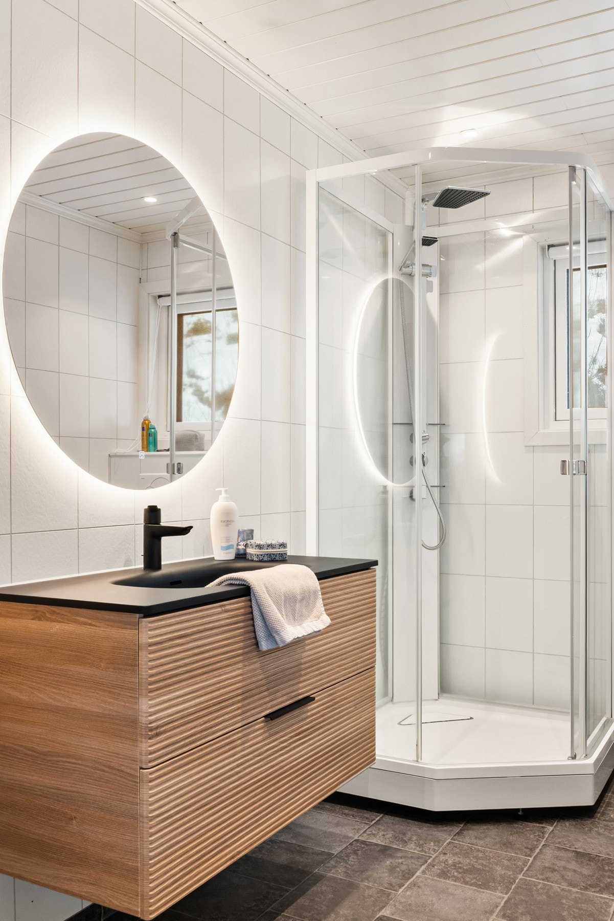 Overflater med baderomsplater på veggene og vinylbelegg på gulvet Galleribilde