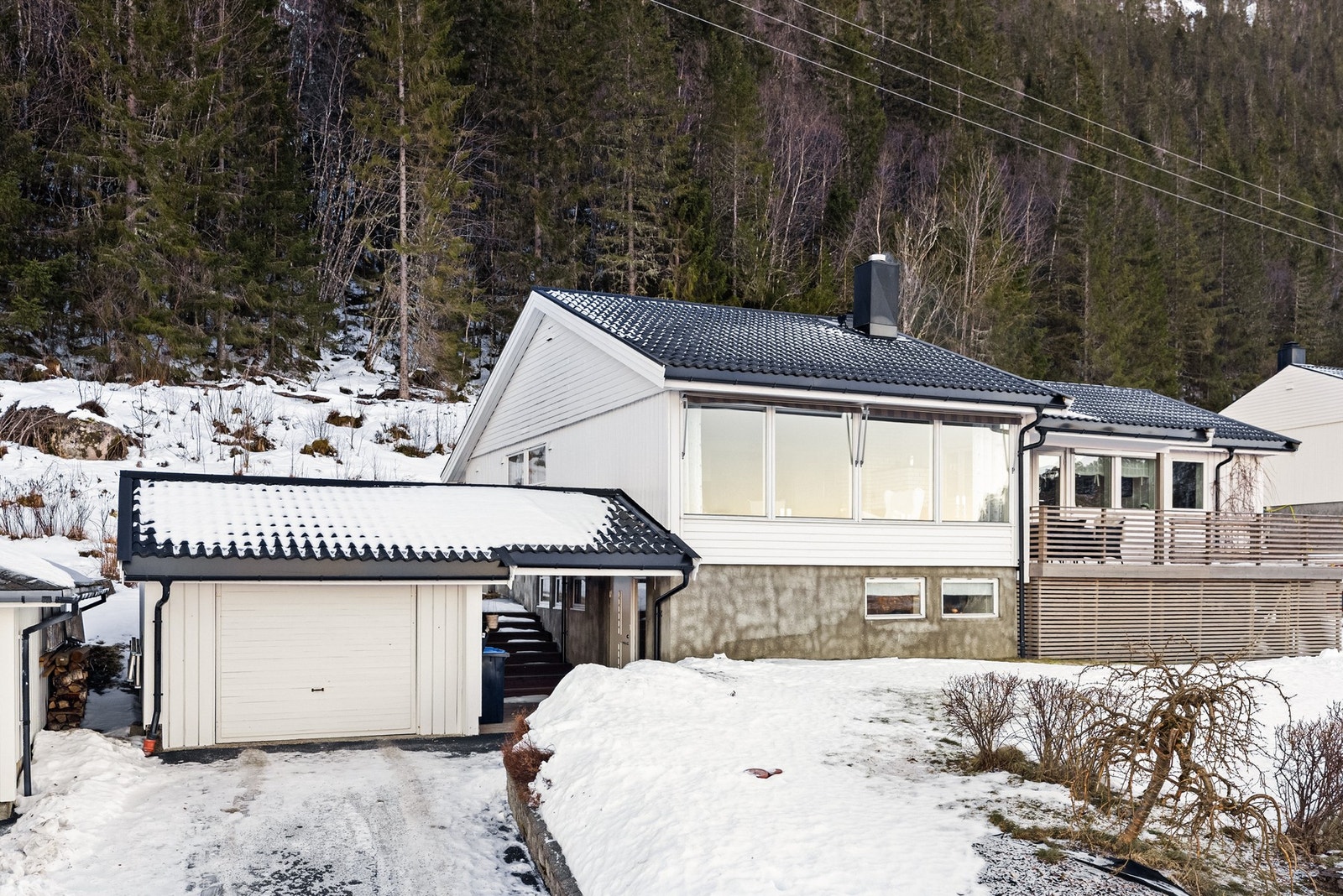 Boligen ble oppført i 1974. Garasje fra 1980 Galleribilde
