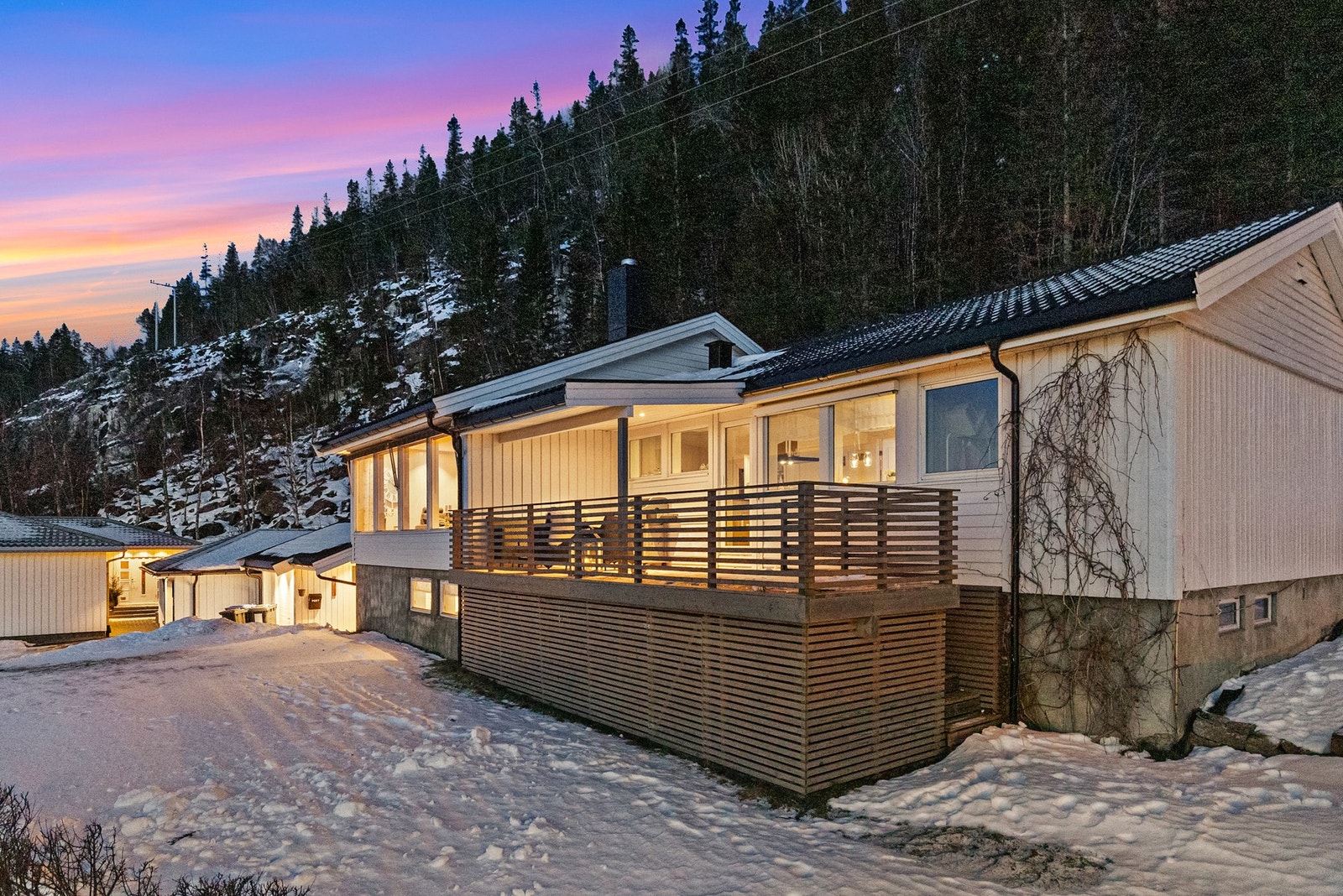 Eiendommen ligger i en rolig endevei øverst i boligfeltet med kun én bolig innenfor Galleribilde