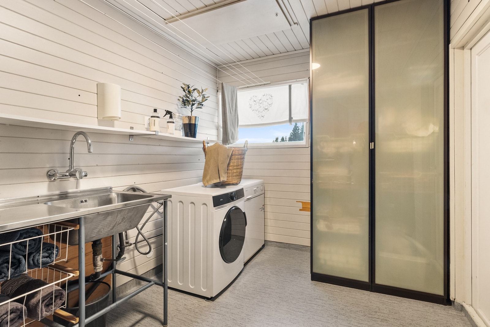 Vaskerom på hovedplanet. Praktisk med egen inngang via gang/bod Galleribilde