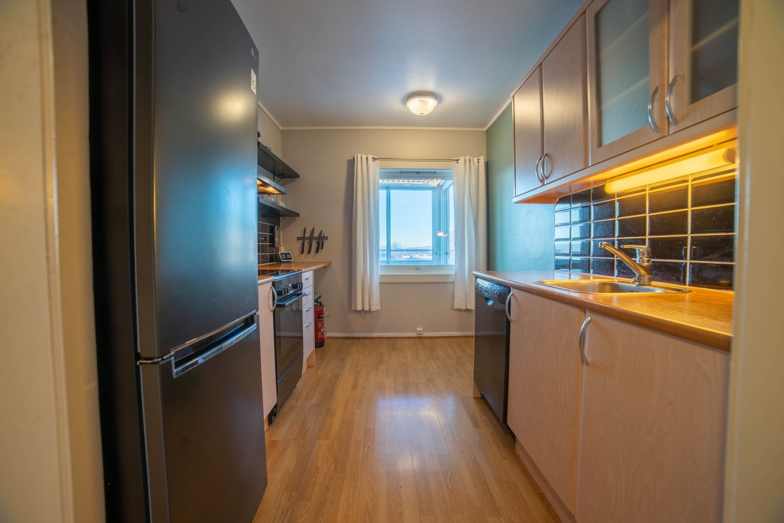 Praktisk og pent kjøkken med gode arbeidsflater. Galleribilde