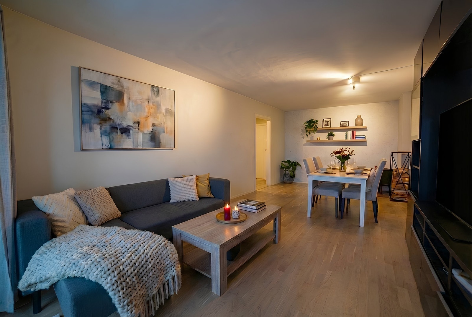 Romslig og sosialt. Hyllene på veggen er digitalt innredet for illustrasjon. Galleribilde