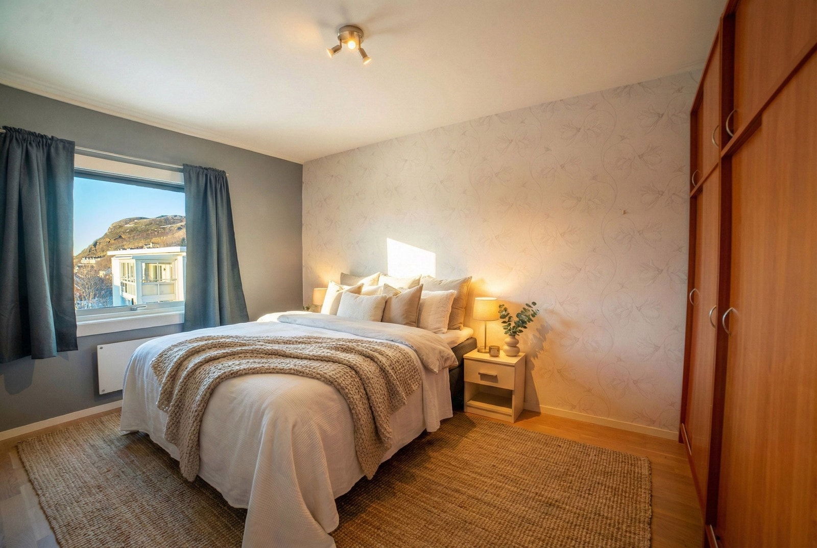 Soverommet er romslig, med plass til dobbeltseng og nattbord. Garderobeløsning følger med. Galleribilde