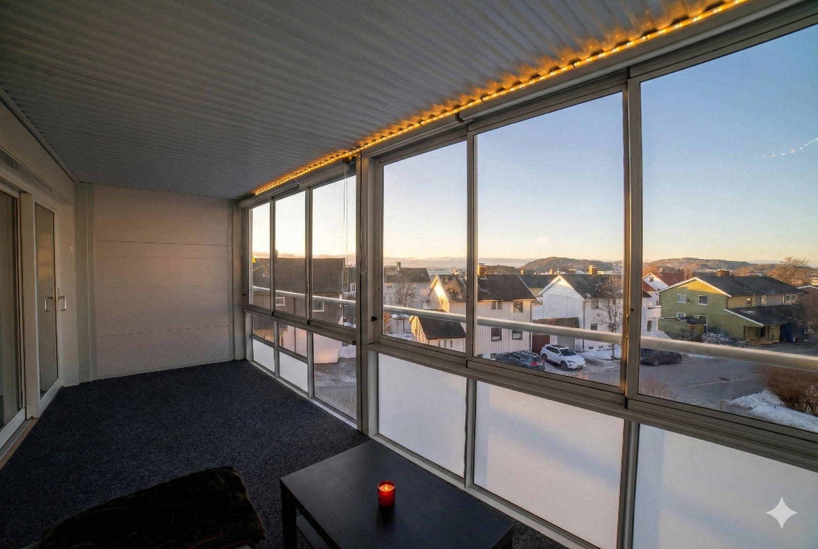 Fra balkongen har du oversikt over nabolaget uten gjenboere tett på. Skyvevinduene gjør det enkelt å åpne opp på varme sommerdager for å slippe brisen inn. Galleribilde