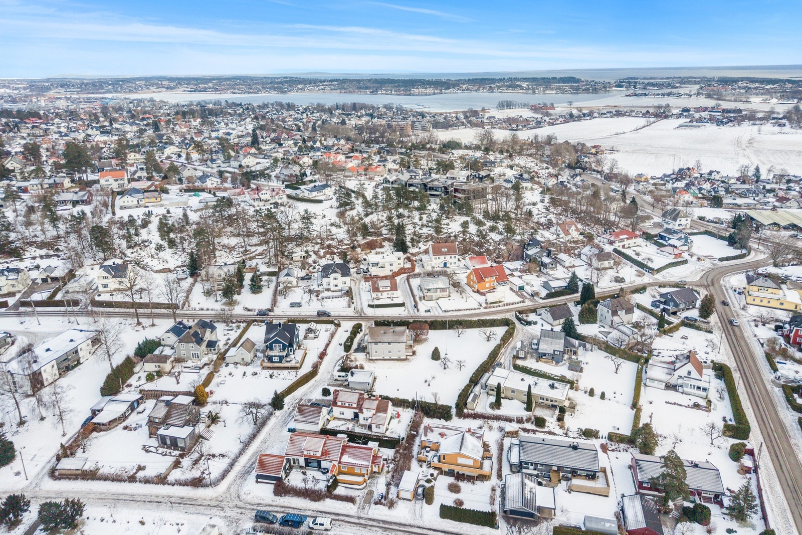 Vest i Vestskogen finnes flotte skogsområder som strekker seg ned til Vestfjorden, med idylliske svaberg og små sandstrender. I øst ligger Prestegårdsskogen, og i sør grenser området til Hella. I nordøst glir Vestskogen over i Teie. I nærområdet finner du Galleribilde