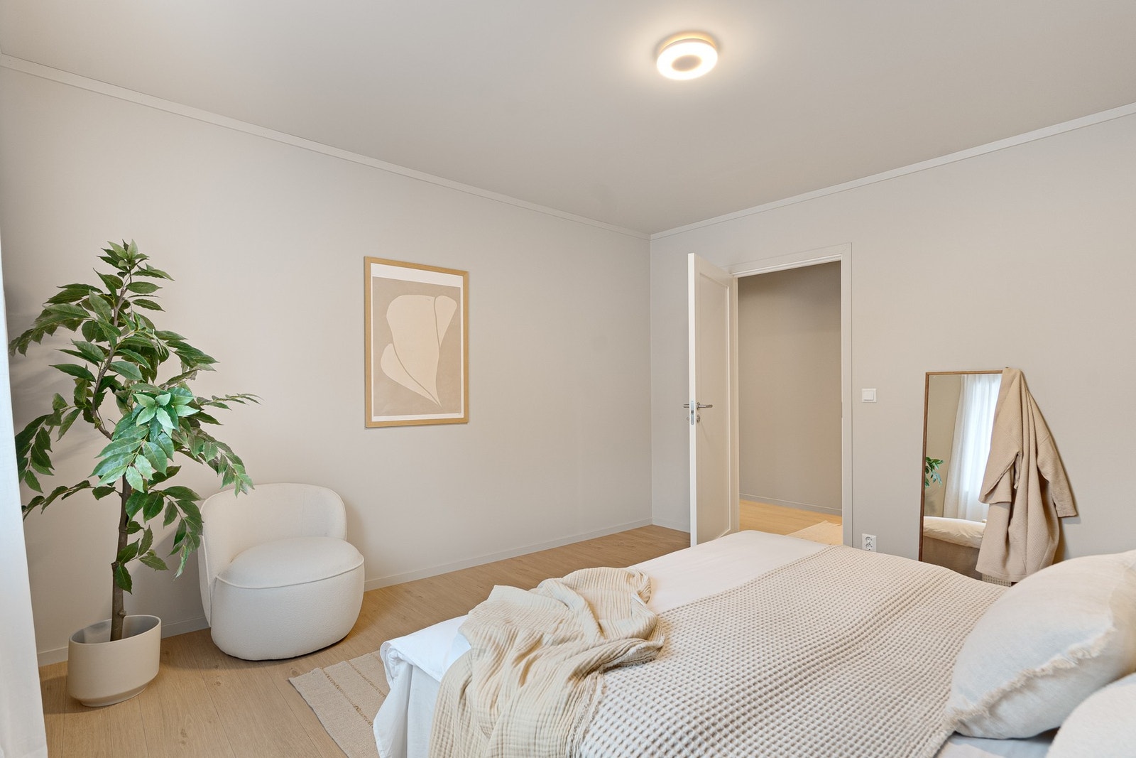 Hovedsoverommet fremstår som et rolig og behagelig fristed, med plass til dobbeltseng, nattbord og garderobeløsninger. Galleribilde