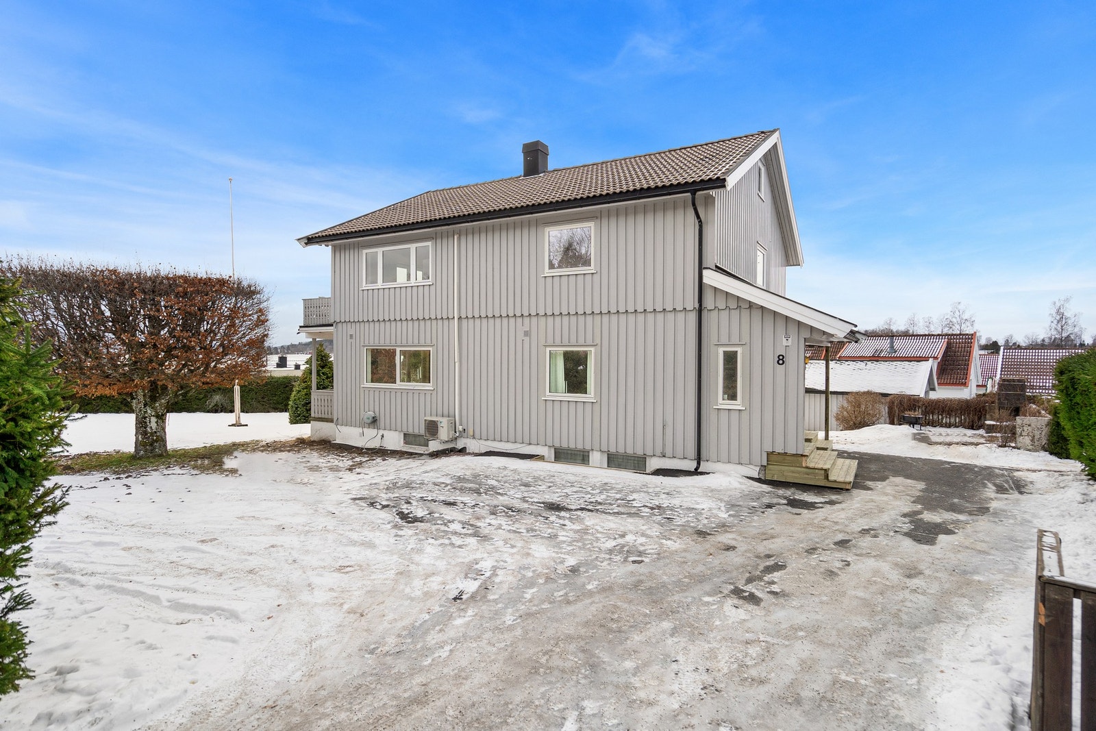 Parkering på utvendig felles biloppstillingsplass. Galleribilde