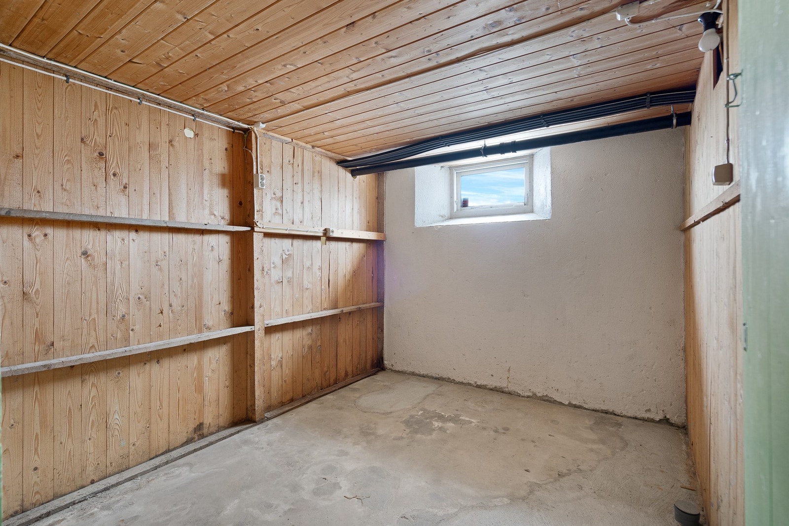 Flere boder med gode oppevaringsmuligheter Galleribilde