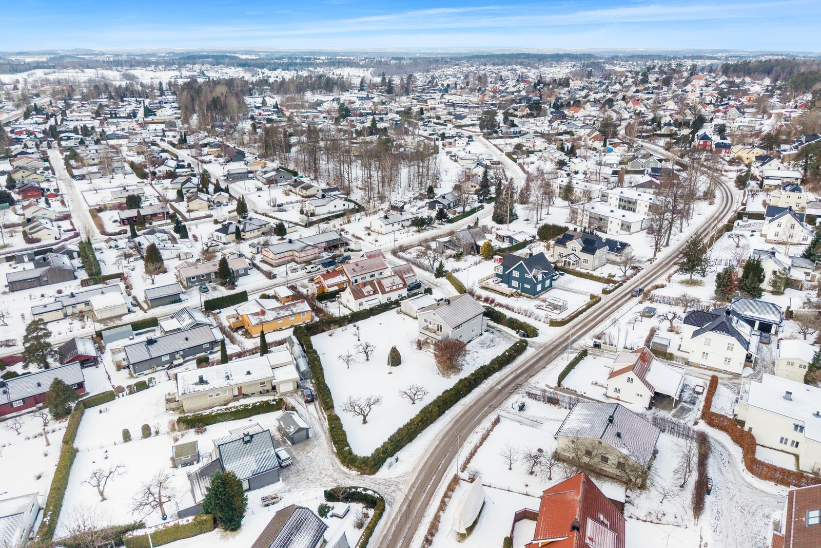 Eiendommen ligger i Vestskogen - ett ettertraktet og veletablert boligområde på Nøtterøys vestside i Færder kommune. Området består av en variert bebyggelse fra ulike tidsepoker og byr på en harmonisk kombinasjon av natur og boligliv. Galleribilde