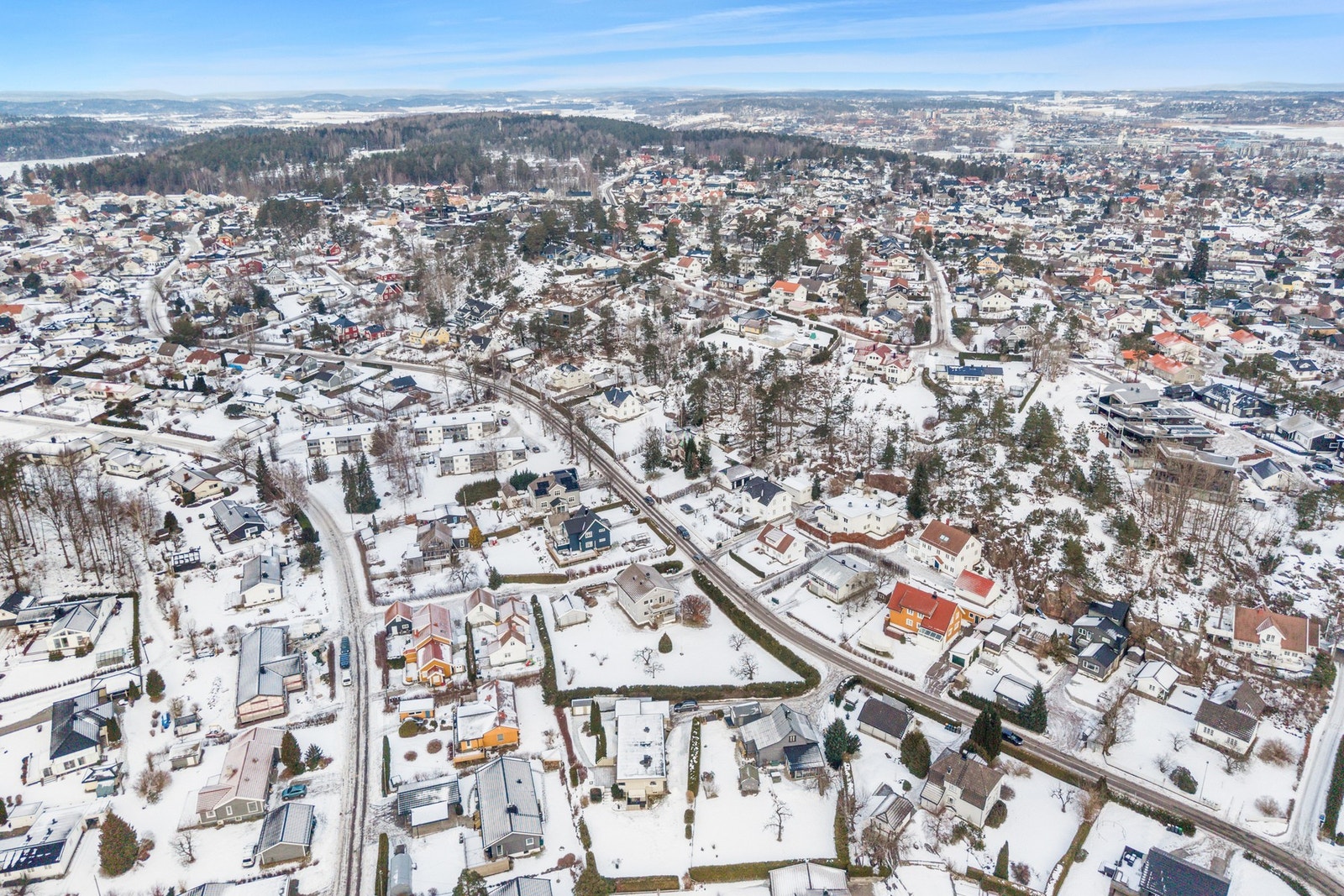 Det er gangavstand til både dagligvarebutikk og bensinstasjon. Vestskogen byr på fantastiske turmuligheter med umiddelbar tilgang til kyststi, flotte turområder, båthavn og badestrender. Nøtterøy golfbane på Borgheim ligger også i kort avstand. Med kun få Galleribilde