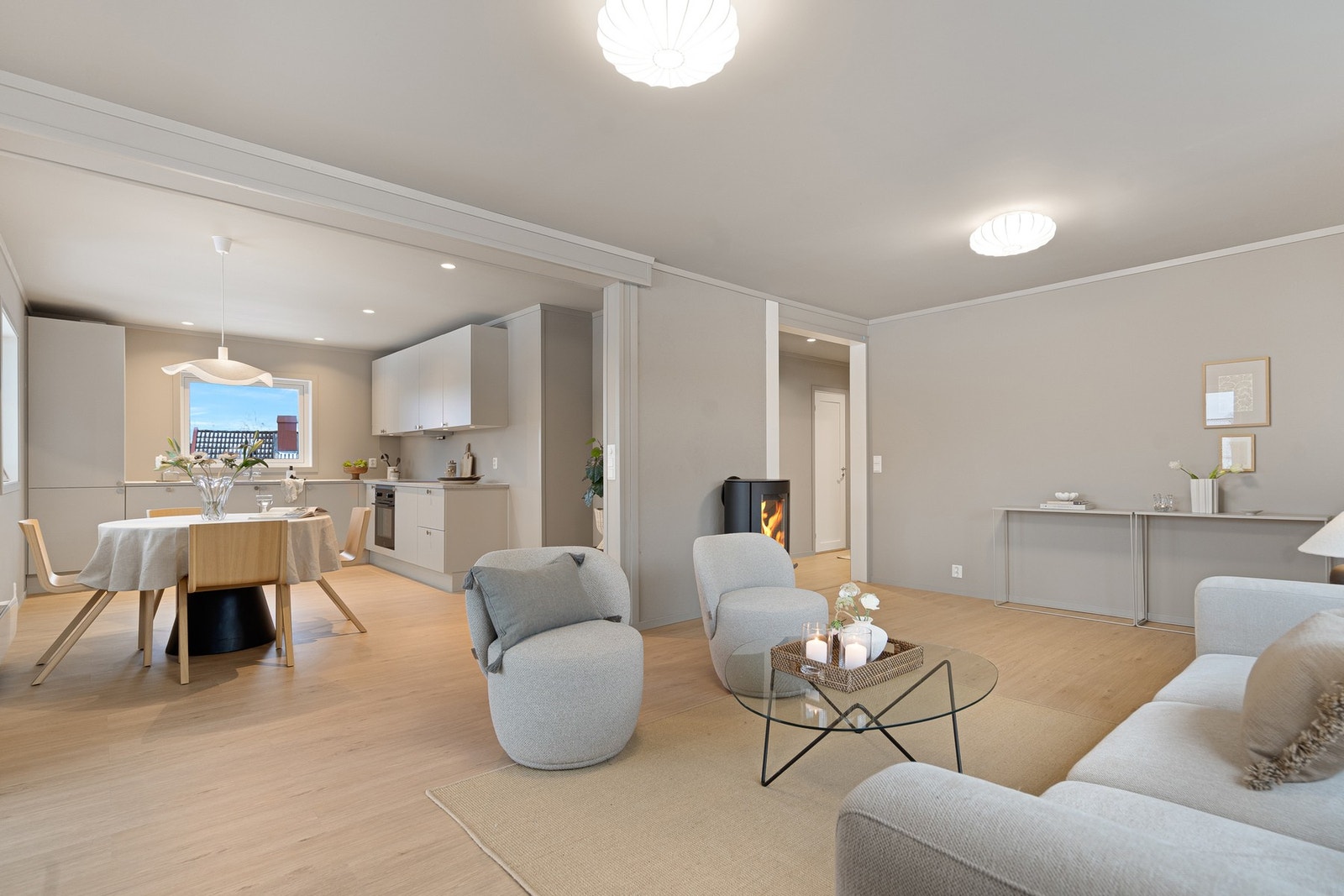 Leiligheten har en åpen og romslig stue- og kjøkkenløsning som skaper en sosial og luftig atmosfære. Galleribilde