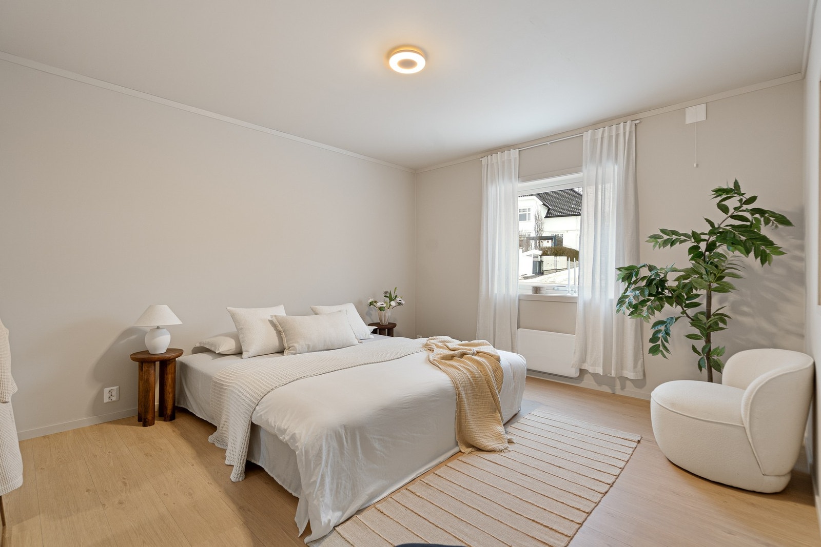 Leiligheten byr på tre lyse og innbydende soverom, alle med rolige fargetoner og fine lysforhold. Galleribilde