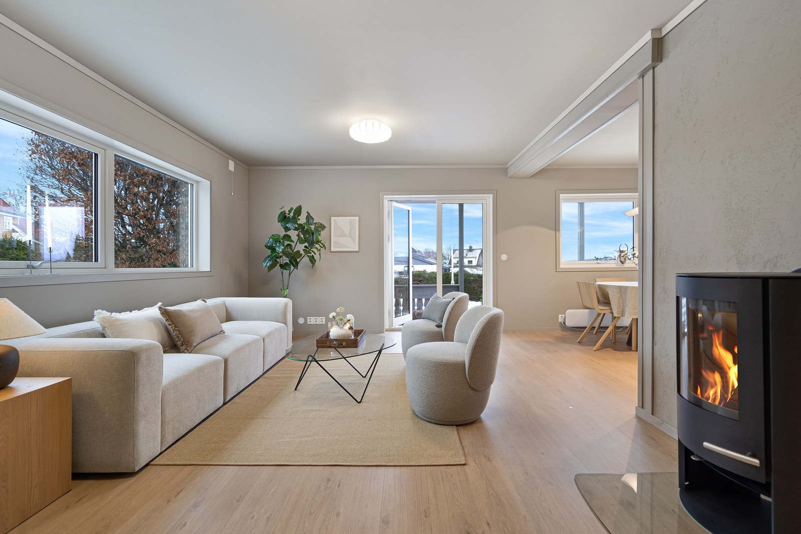 En smakfull og gjennomført leilighet med delikate fargevalg, moderne løsninger og en lun atmosfære. Fargepaletten er valgt i samarbeid med profesjonelle stylister og skaper en harmonisk helhet gjennom hele boligen. Leiligheten fremstår som svært innbydend Galleribilde