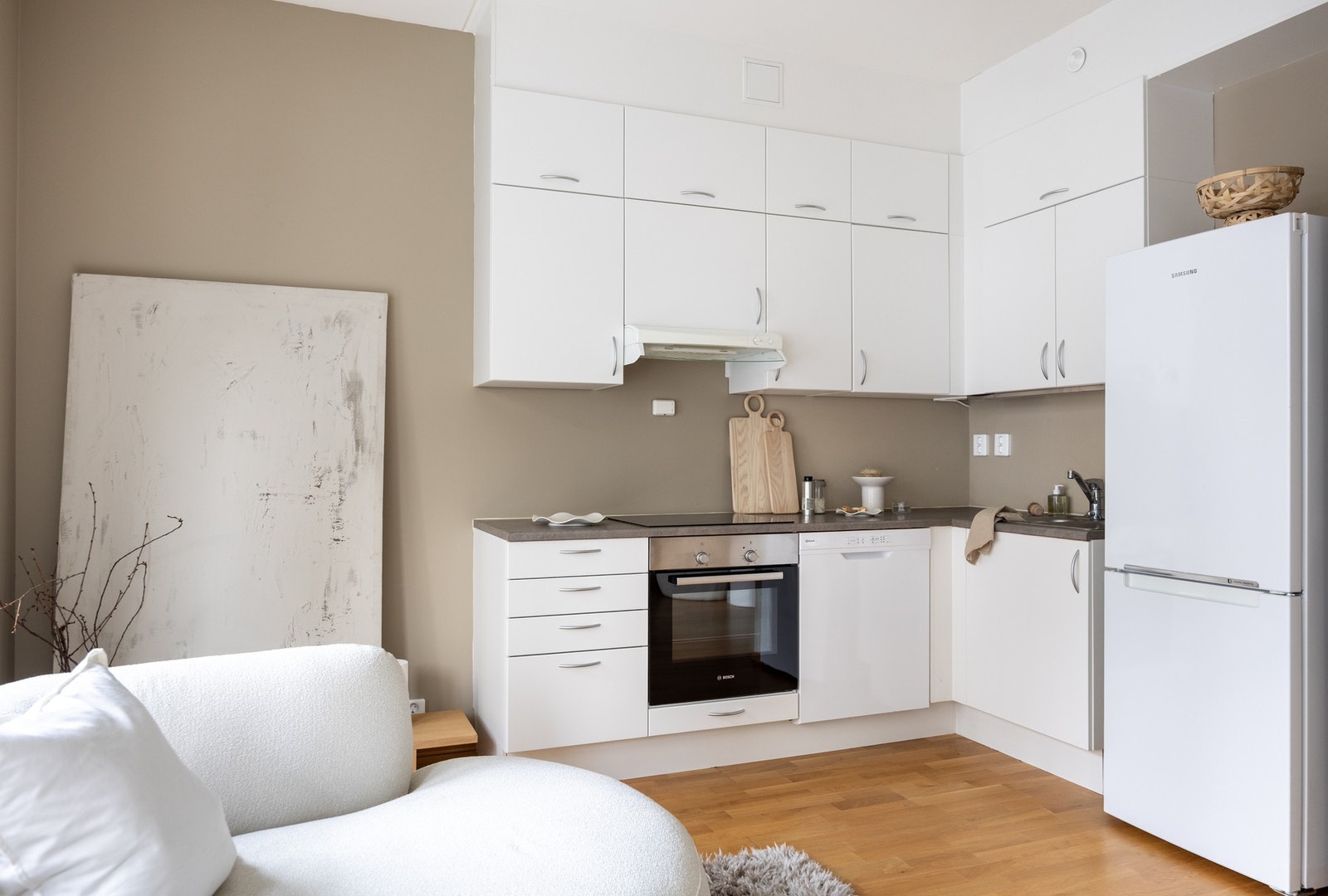 Stuen og kjøkkenet ligger i en sosial åpen løsning. Galleribilde