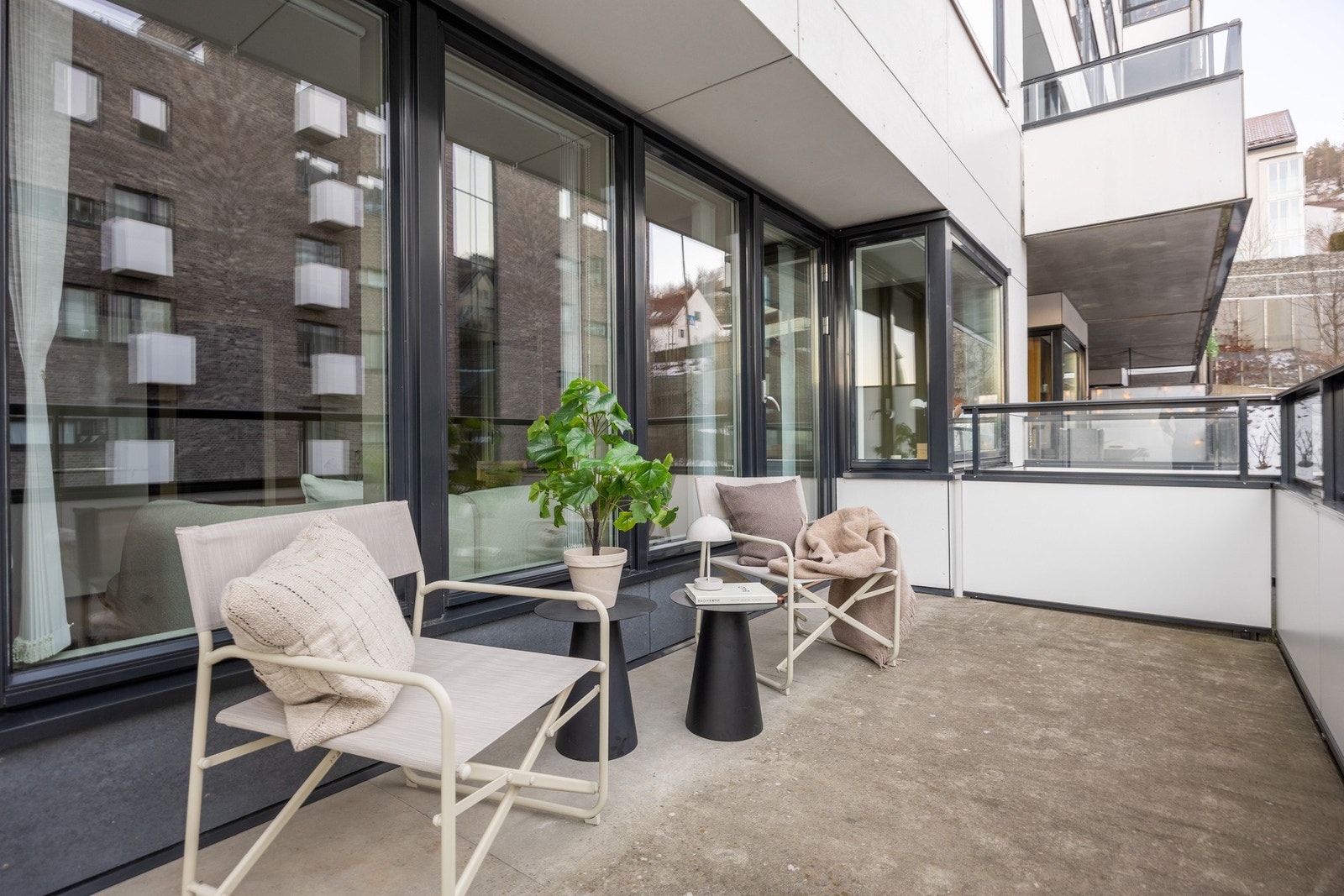 Balkongen vil fungere som en forlengelse av stuen på vår- og sommerhalvåret, og er noe du garantert vil sette pris på. Galleribilde