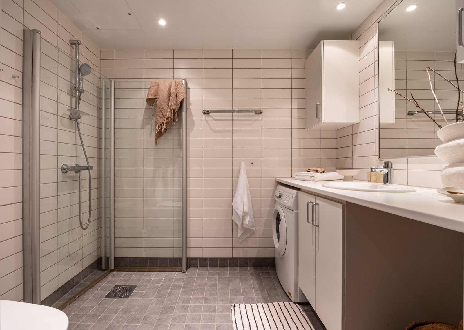 Videre har leiligheten et helfliset bad. Galleribilde