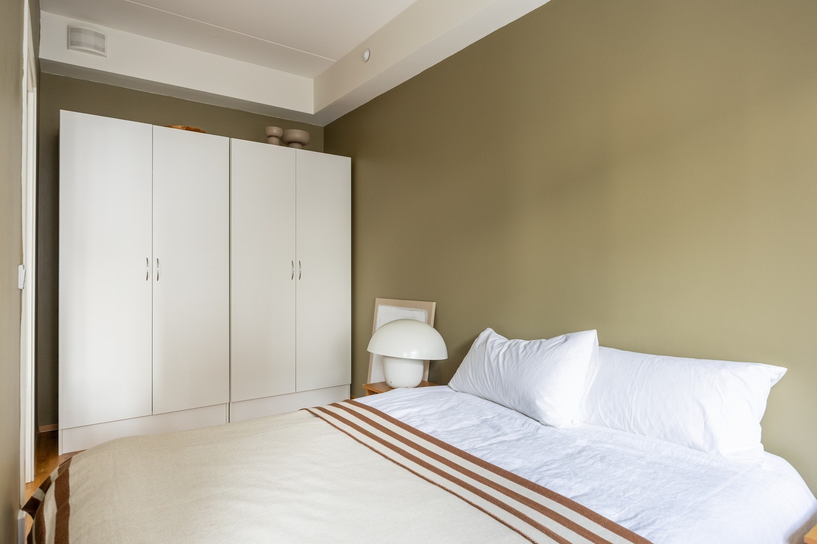 Det er god plass til stor seng, nattbord, samt godt med oppbevaringsplass i garderobeskap. Galleribilde