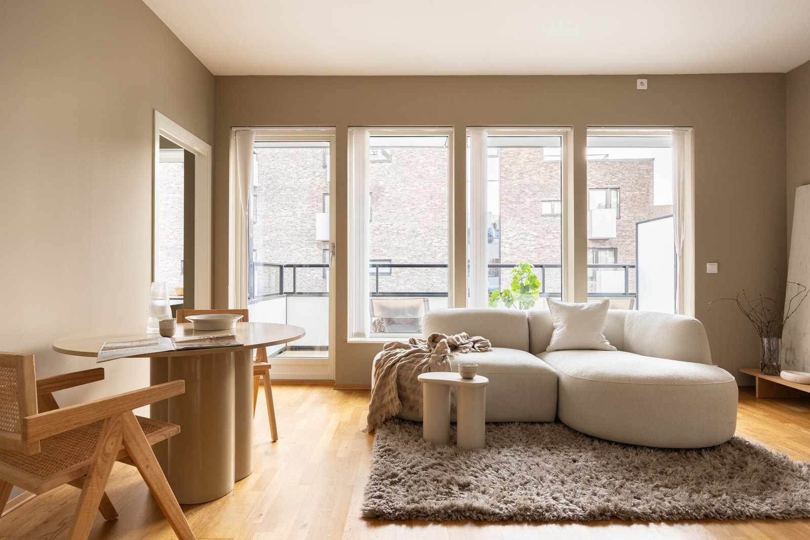 De store vindusflatene slipper inn rikelig med naturlig lys. Galleribilde