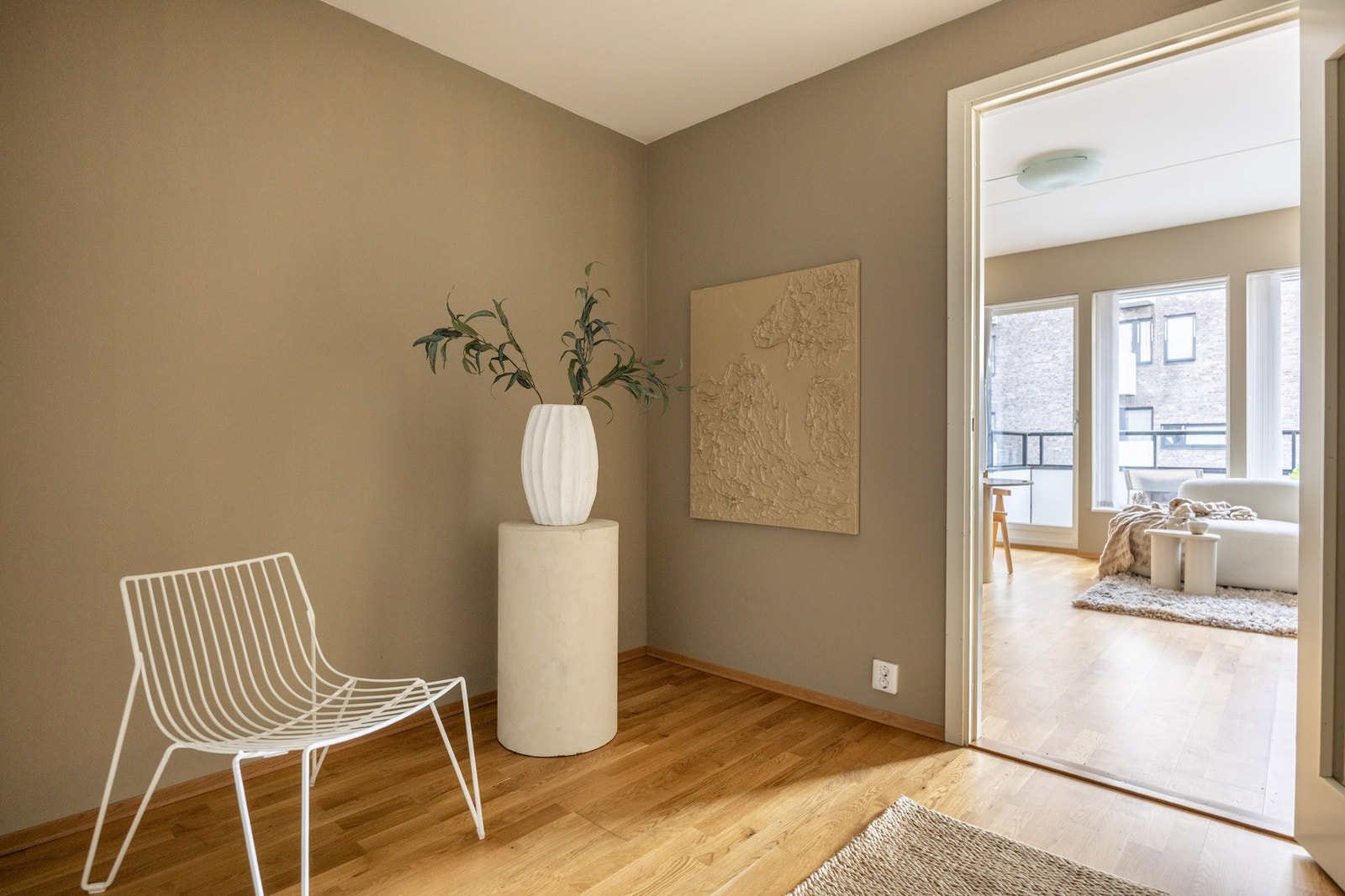 Romslig entré med plass for oppbevaringsmøbler. Galleribilde