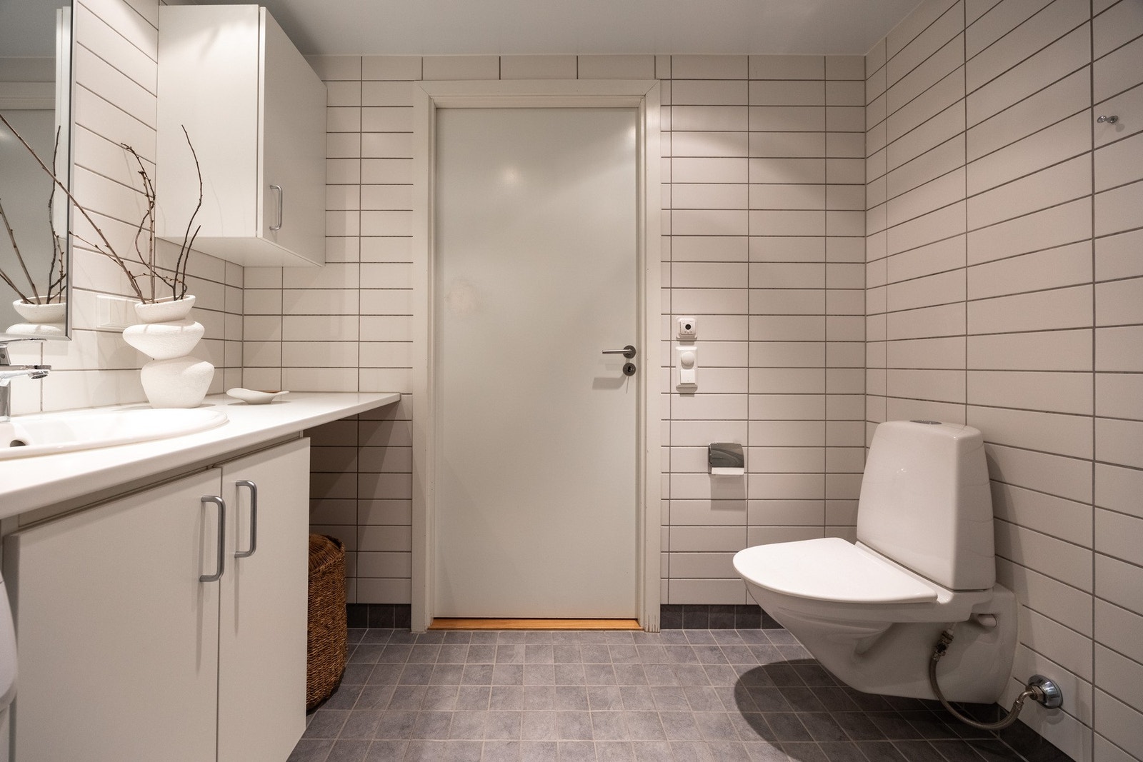 Det er gulvvarme, samt downlights i taket. Galleribilde