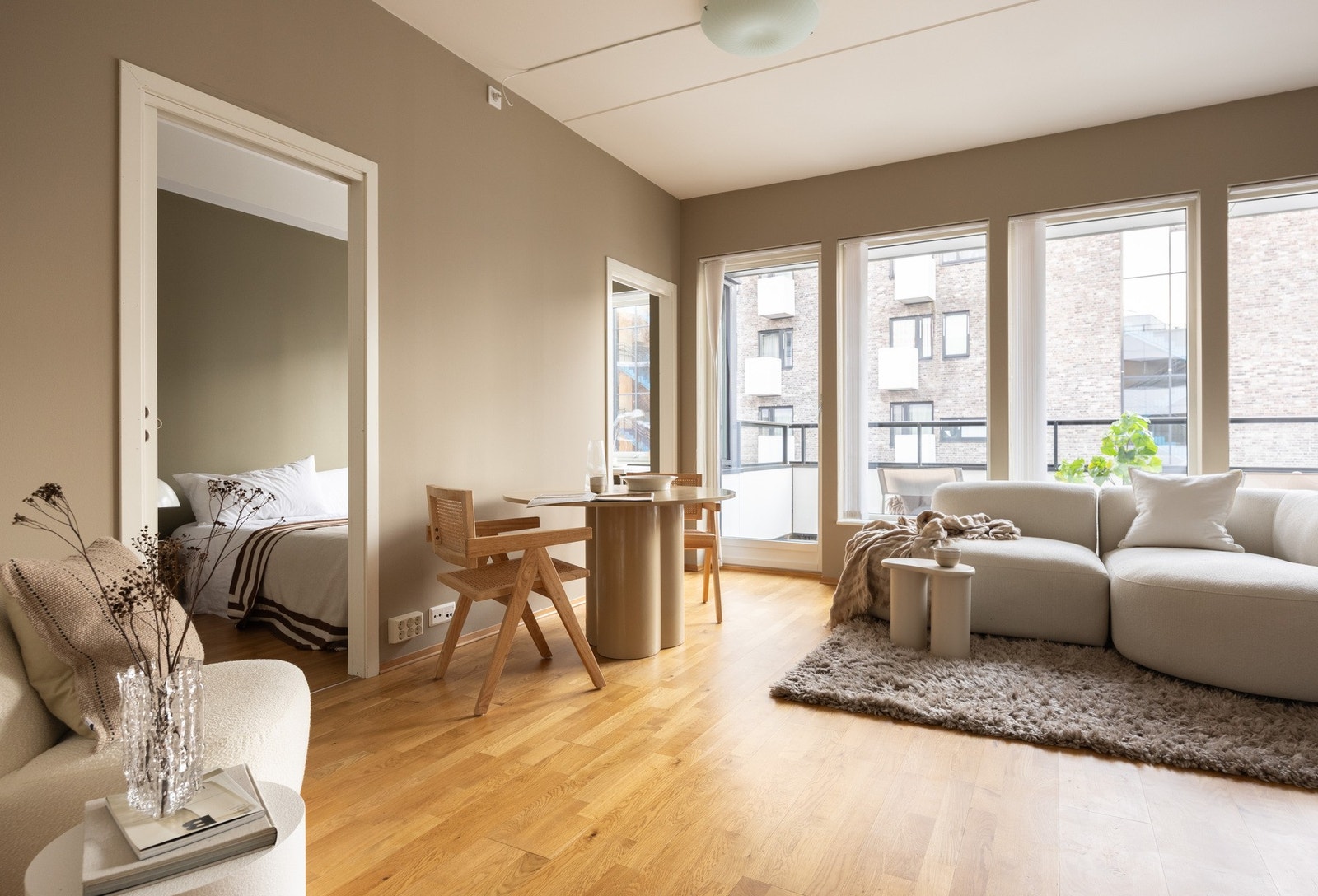 Leiligheten er lys og delikat med god standard fra byggeår. Galleribilde