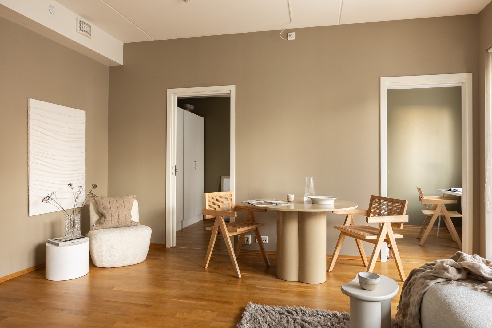 Det er god plass til å innrede i ulike soner, både med spisestue og TV-krok. Galleribilde