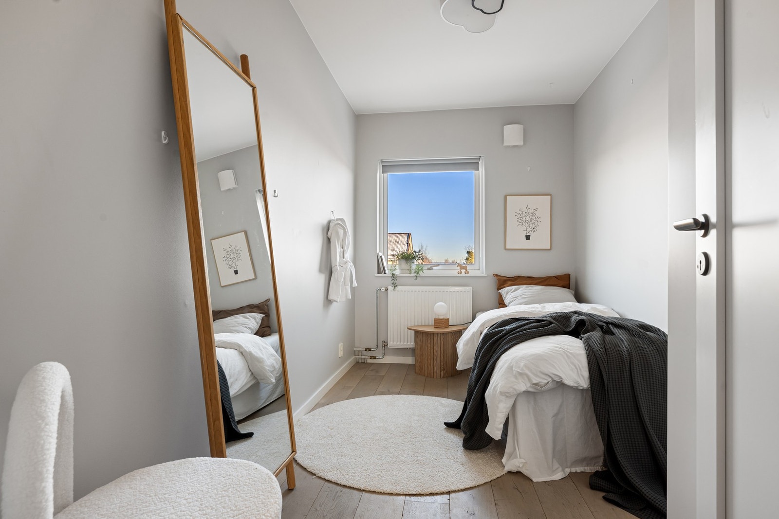 Det er to soverom i 3. etg, samt en loftstue som også kan benyttes som soverom Galleribilde