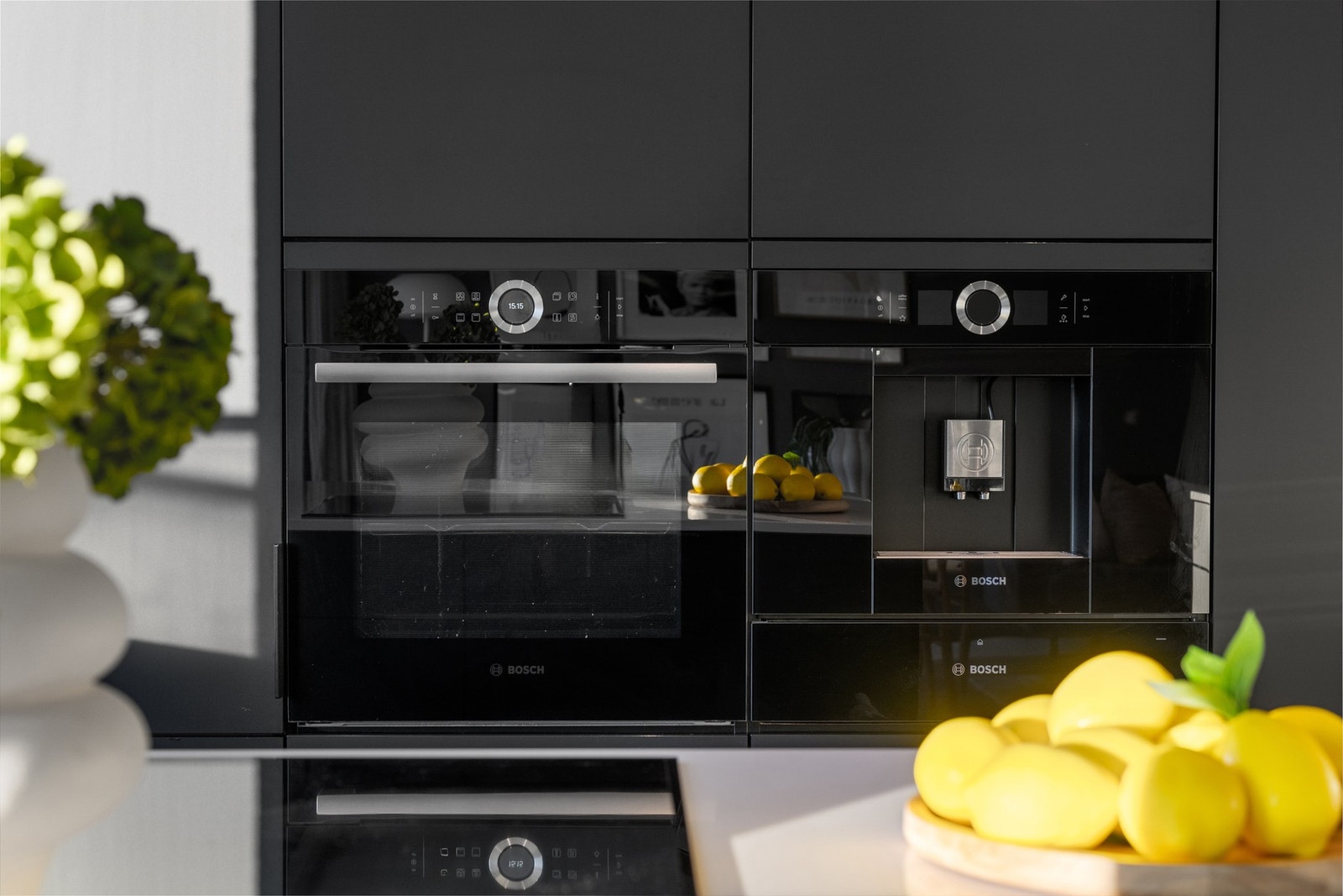 Det er både kaffemaskin og vinskap i tillegg til de vanlige hvitevarene Galleribilde