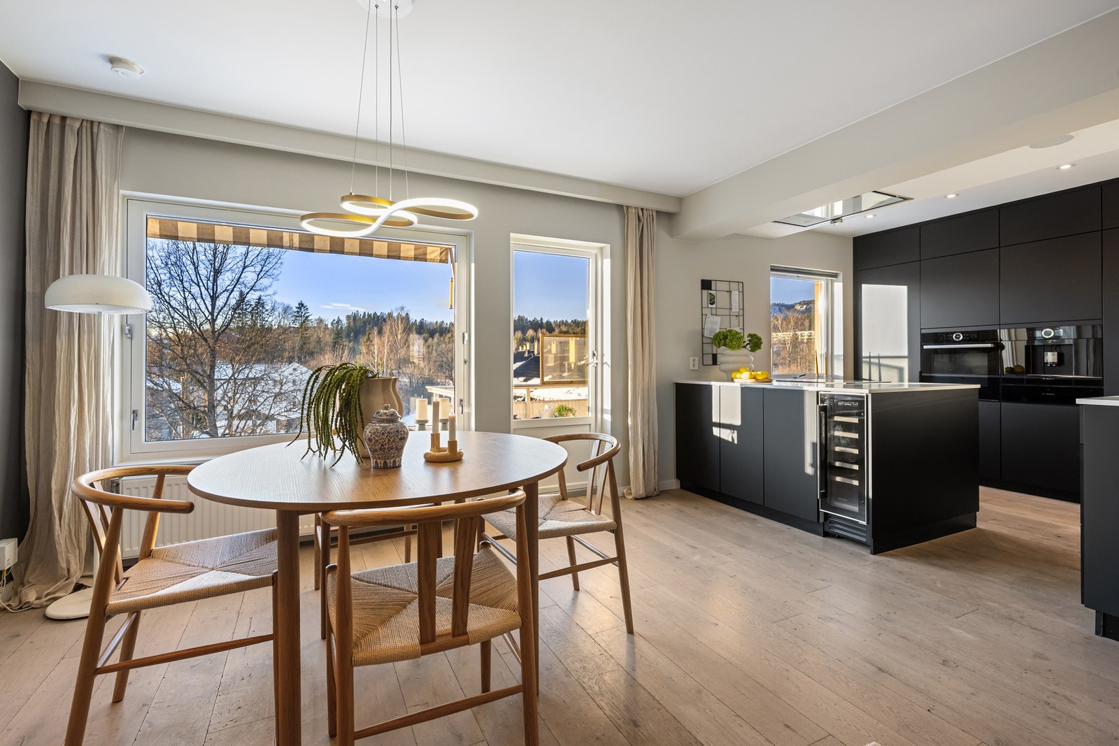 Det tilhører både bod på loftet og en bod i kjelleren, så man har godt med lagring i og utenfor boligen Galleribilde