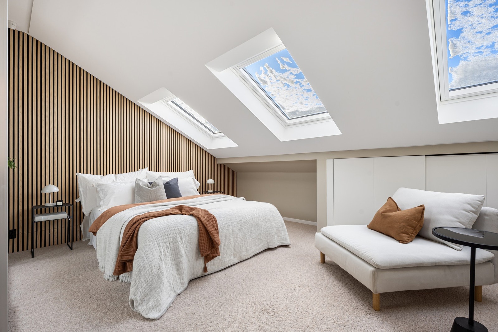 Langs skrå veggen er det laget smarte og plasseffektive skap Galleribilde