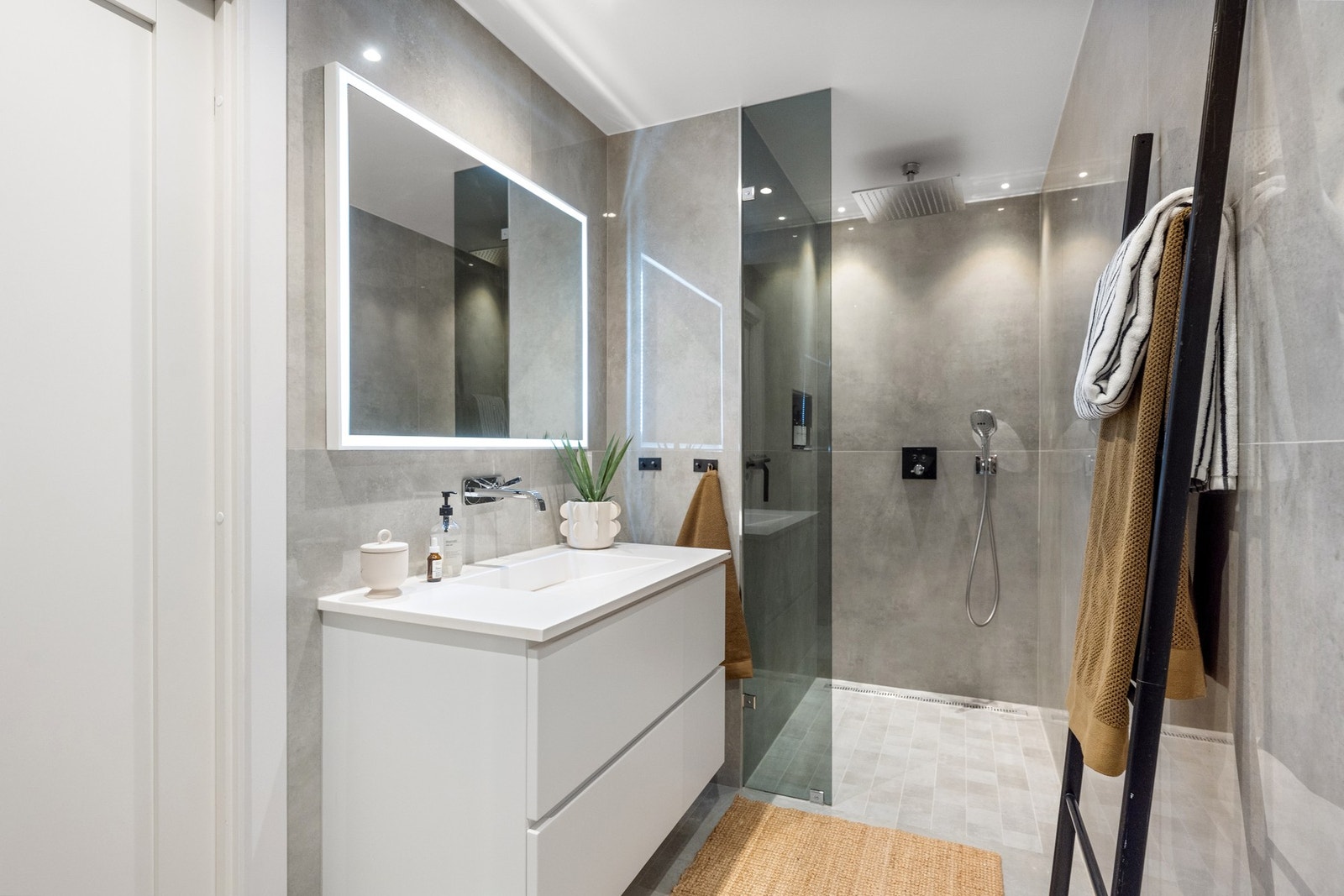 Stor og åpen dusjsone Galleribilde