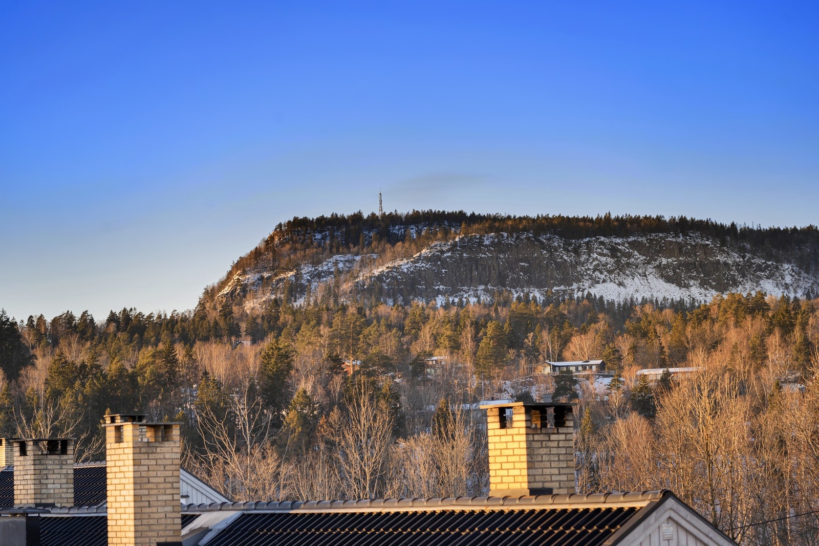 Kolsåsstupene ligger innen kort rekkevidde og byr på et bredt turnett Galleribilde